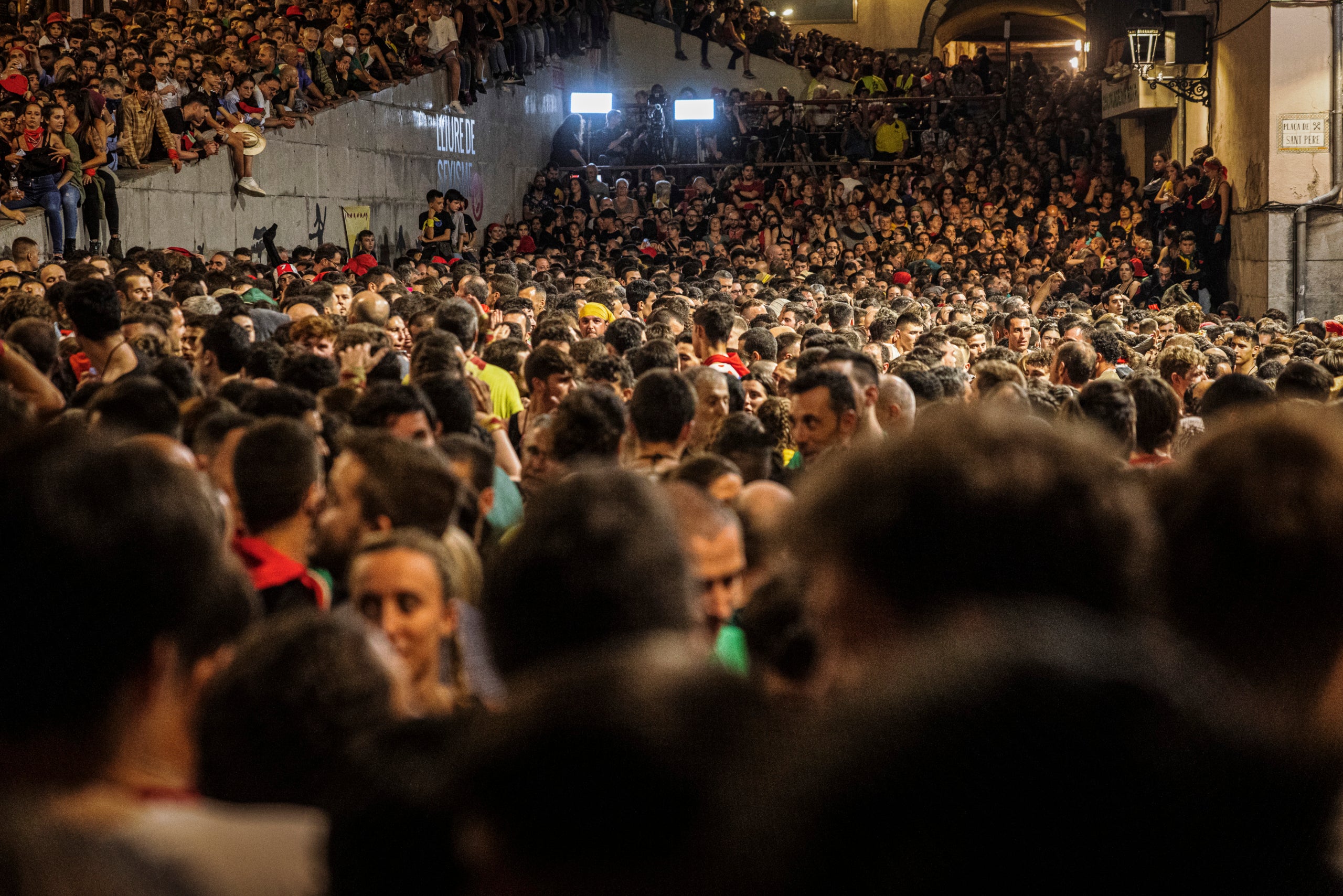 Milers de persones omplen la Plaça Sant Pere de Berga en la primera Patum Completa / ACN