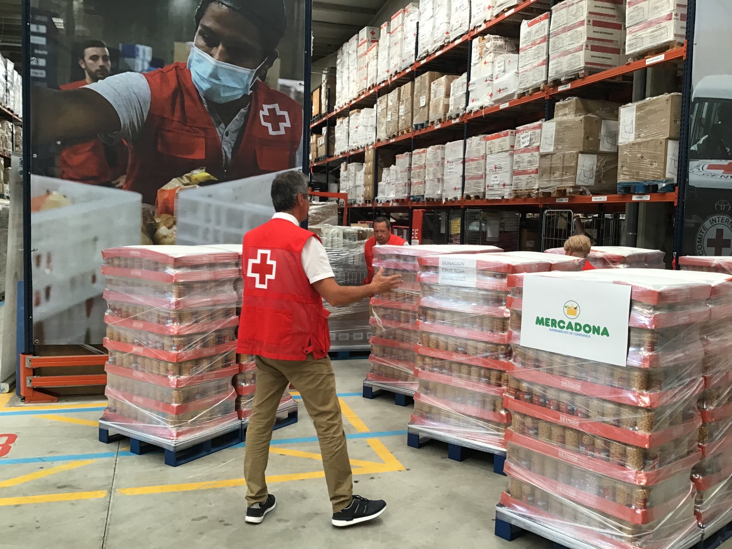 Entrega de producte de primera necessitat a la Creu Roja