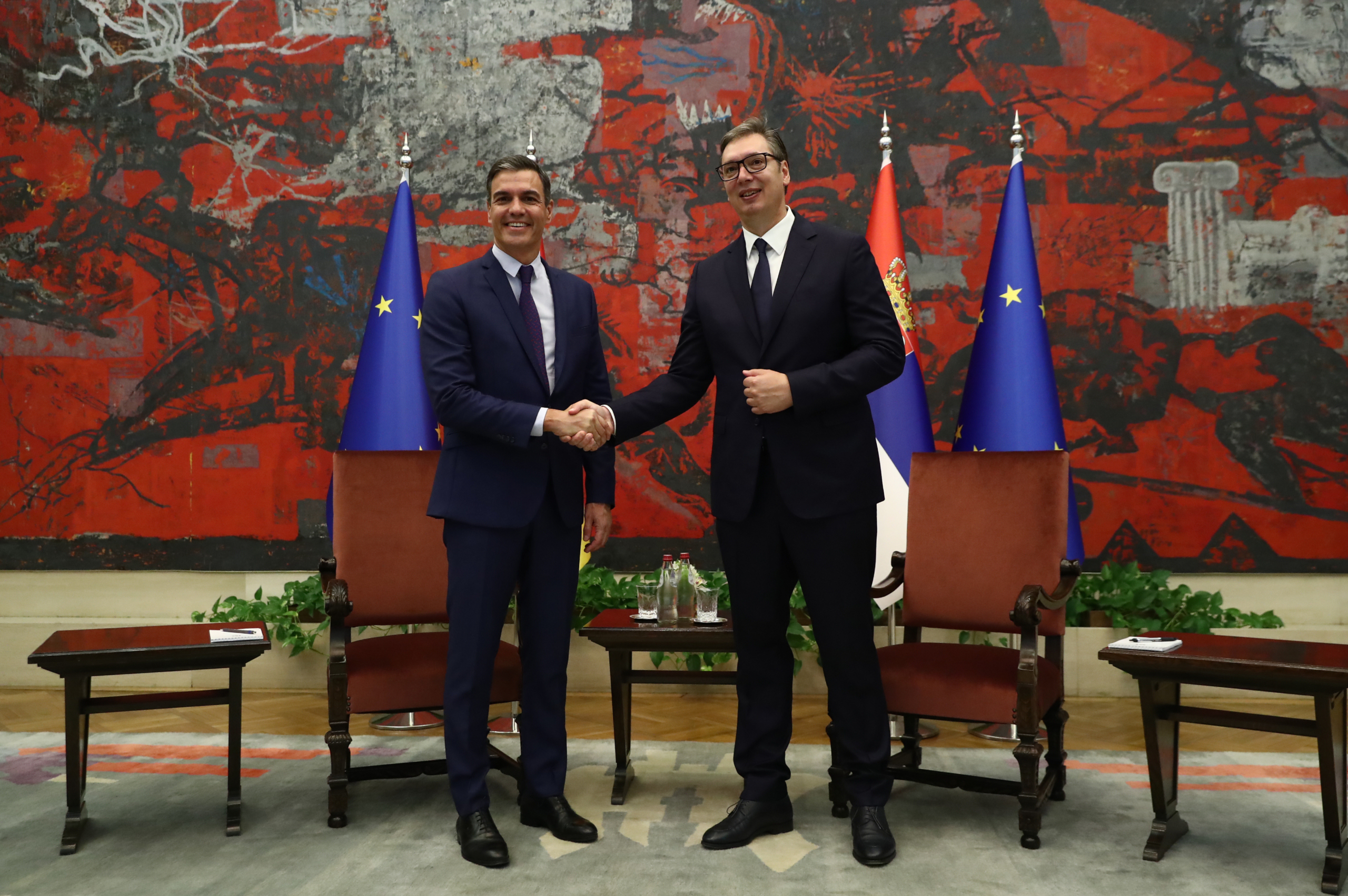 El president del govern espanyol, Pedro Sánchez, encaixa amb el president de la República  de Sèrbia, Aleksandar Vucic / Pool Moncloa / Fernando Calvo 