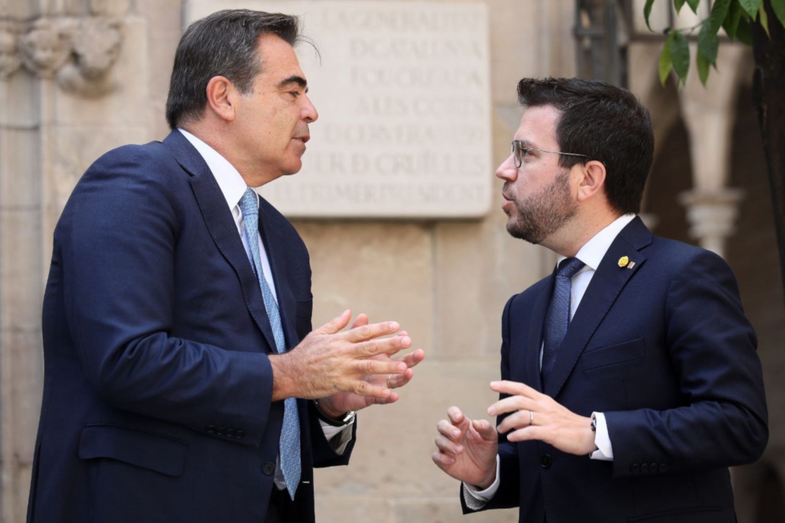 El president de la Generalitat, Pere Aragonès, conversant amb el vicepresident de la Comissió Europea, Margaritis Schinás /  Jordi Bedmar