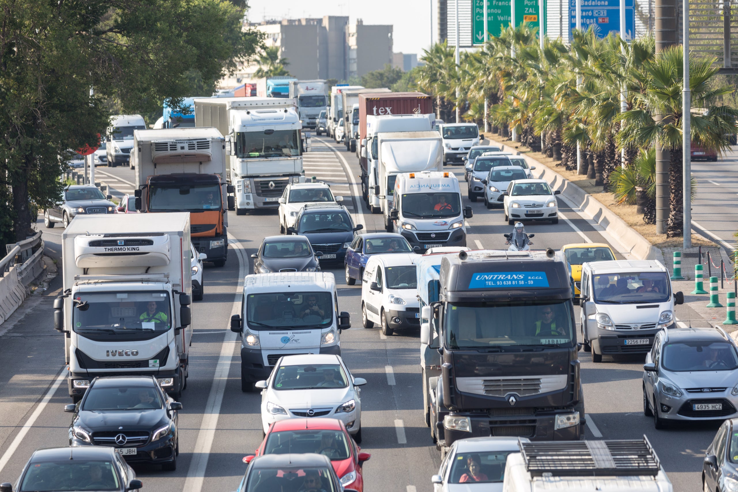 Circulació de vehicles per la Ronda de Barcelona, en una imatge d'arxiu