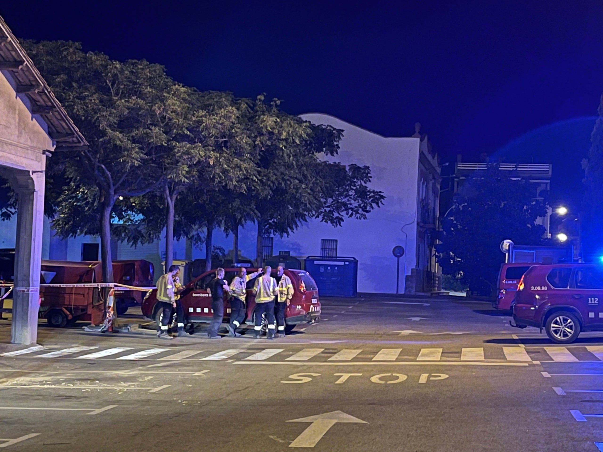 Un grupd e Bombers enraona després del retorn d'un servei a l'aparcament del Centre de Comandament de Sant Vicenç de Castellet/Quico Sallés