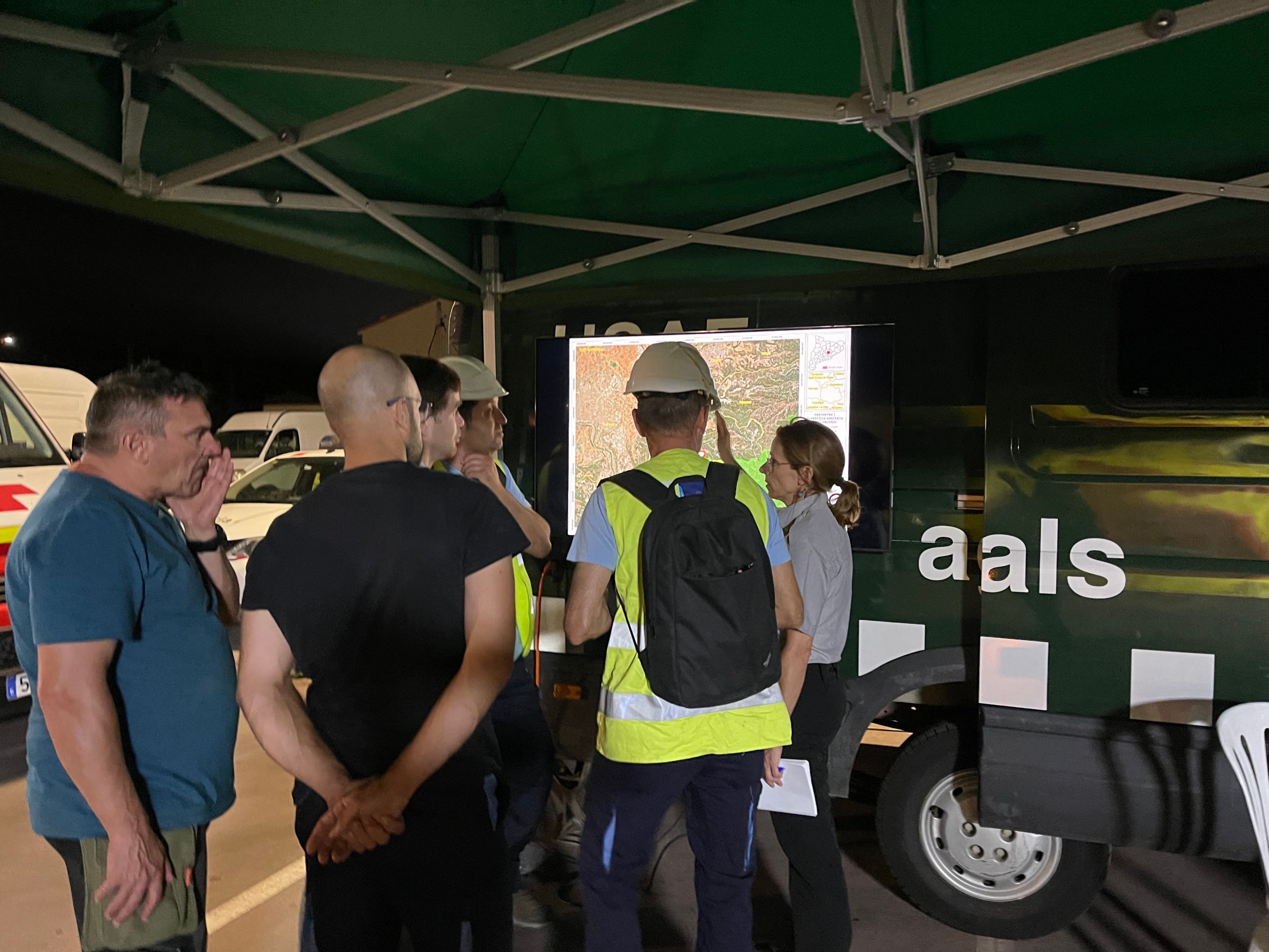 Tècnics de l'electricitat i membres de Protecció Civil estudien el mapa d'actuació a l'incendi del Pont de Vilomara/Quico Sallés