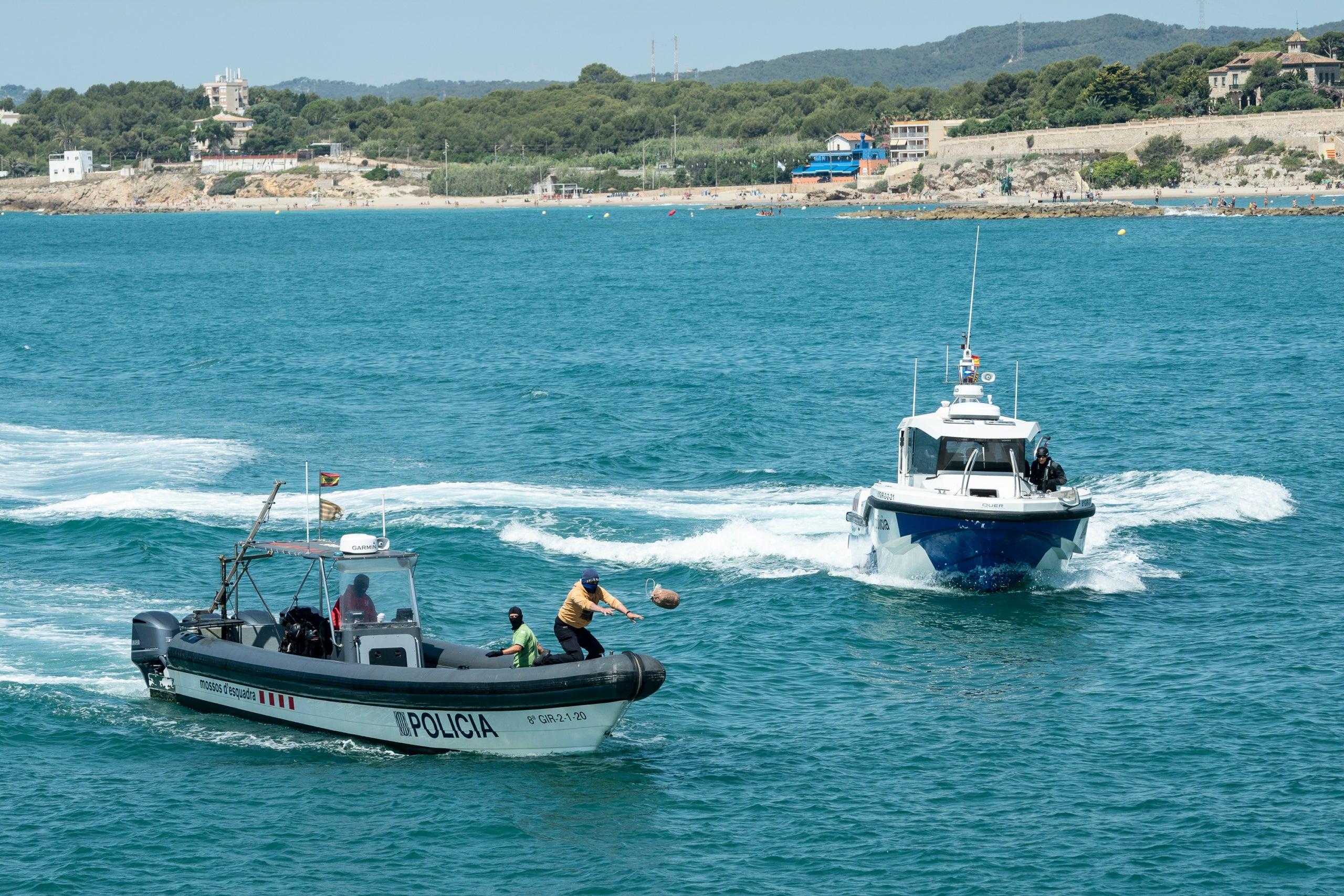 Dos embarcaciones de los Mossos d'Esquadra, en un simulacro del cuerpo de una operación contra el narcotráfico en Vilanova i la Geltrú / Mireia Comas