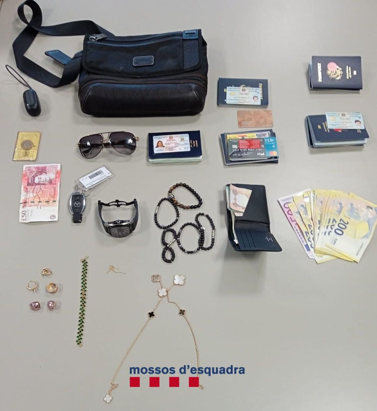 Els diferents objectes que els lladres van robar als dos hotels de Roses, entre els quals el rellotge gamma alta, els diners i les joies que els Mossos d'Esquadra van poder recuperar

Data de publicació: dijous 04 d’agost del 2022, 13:31

Localització: Roses

Autor: Cedida pels Mossos d'Esquadra