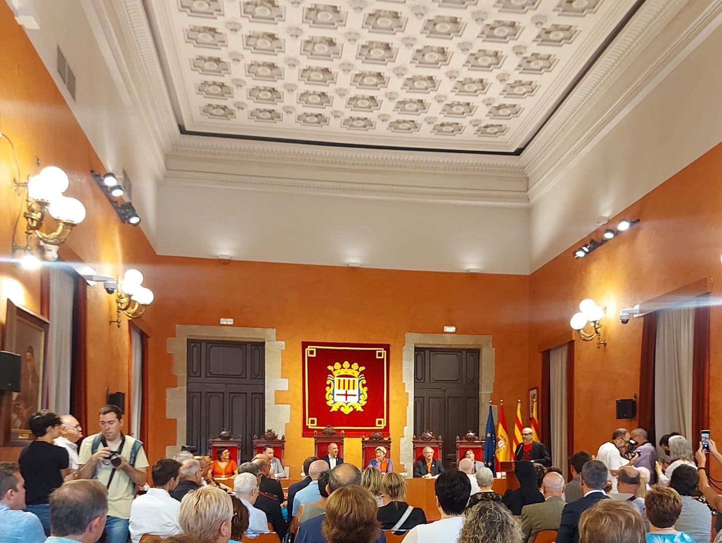 La sala on el periodista d'El Món Quico Sallés, va fer el pregó de festa major de Manresa, plena de gom a gom / Cedida