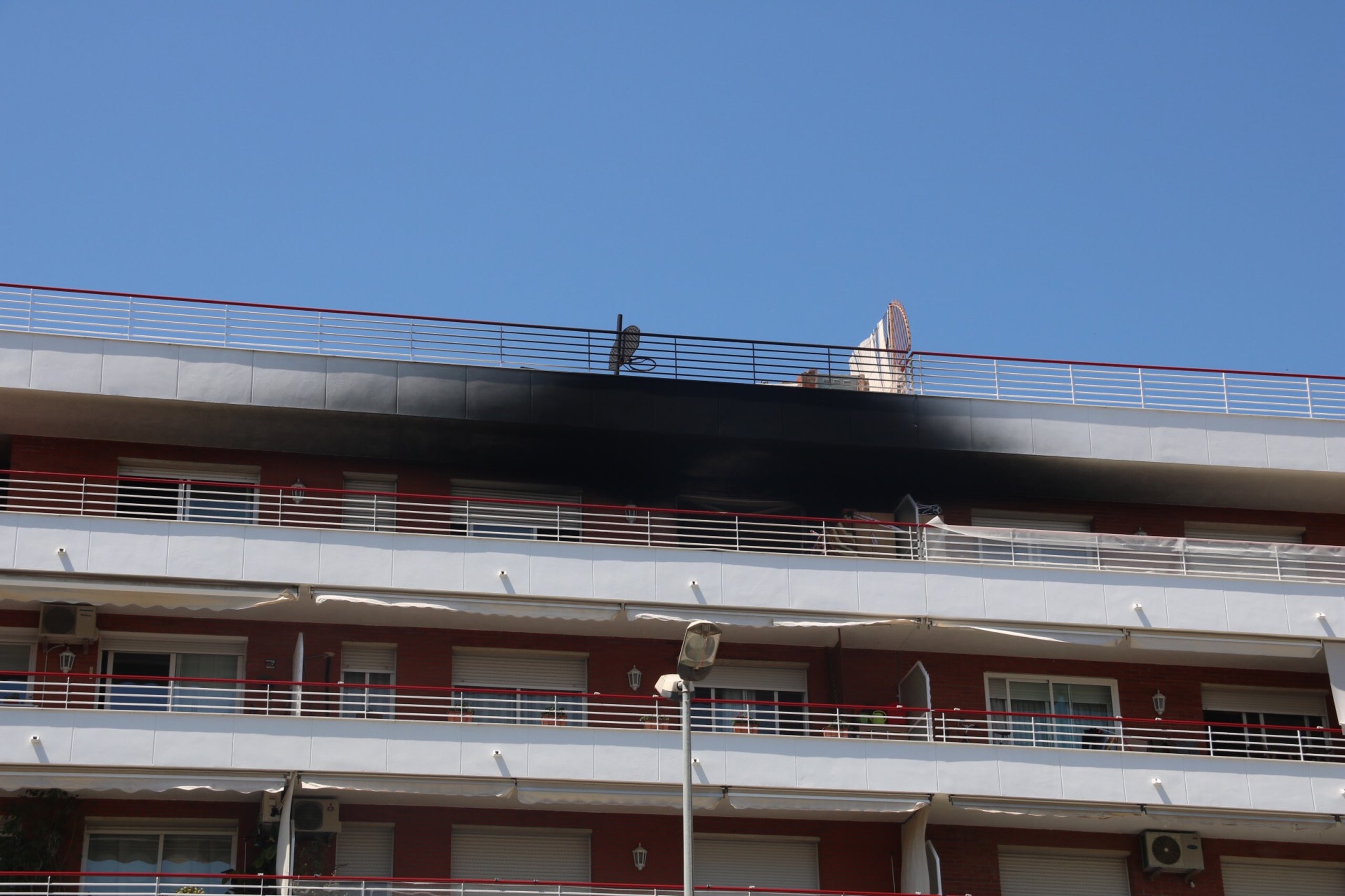 Pla general d'una imatge exterior del pis cremat a Vilanova i la Geltrú, a la cinquena planta d'un bloc de l'Avinguda de Cubelles. 08/06/19 (horitzontal)

Data de publicació: dissabte 08 de juny del 2019, 16:03

Autor: Pol Solà