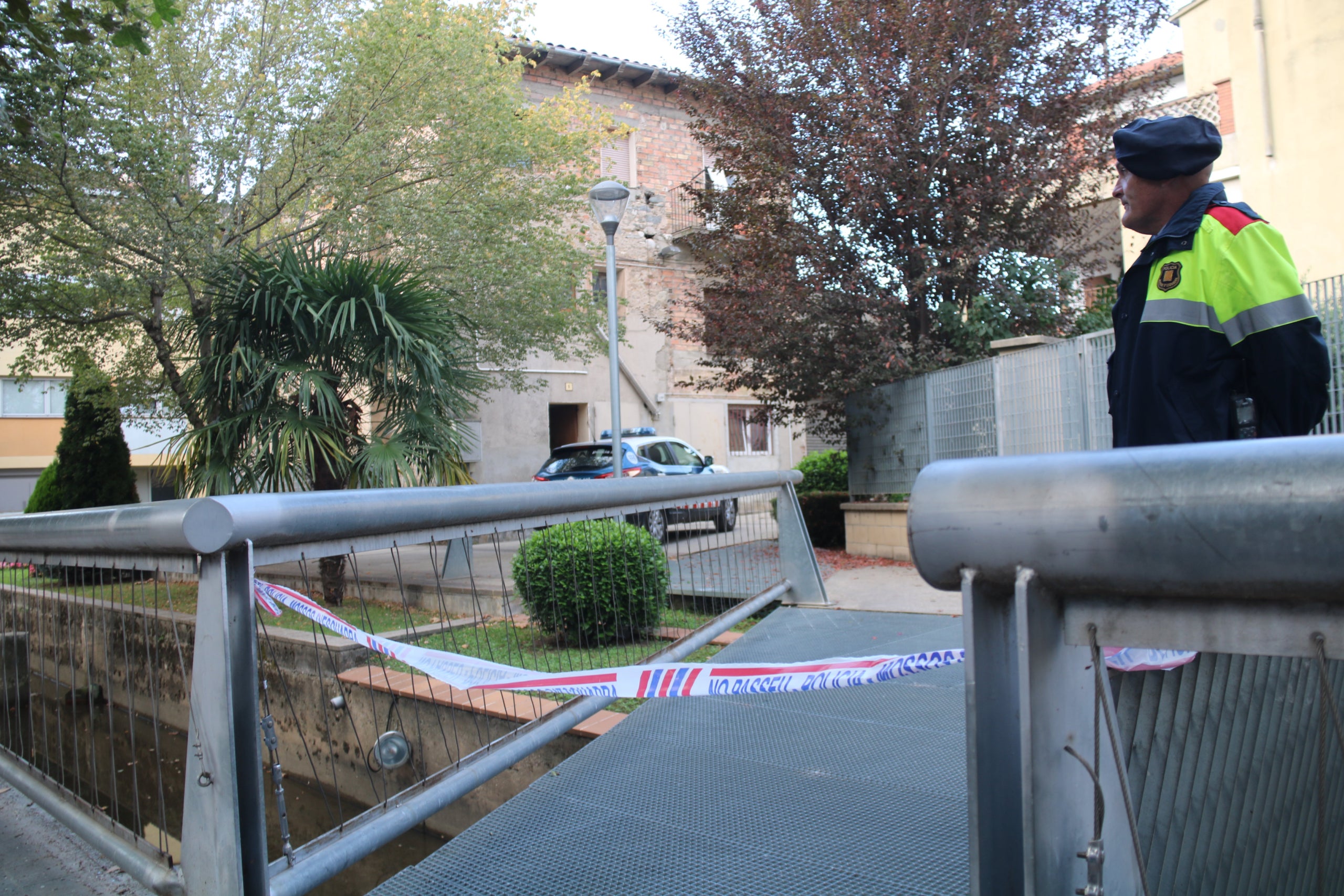 El dispositiu policial davant de l'habitatge on van trobar la noia morta a Campdevànol | ACN