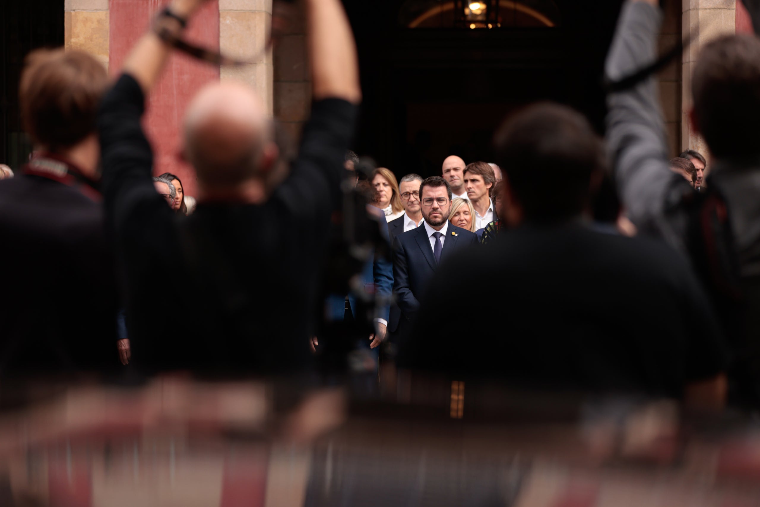 El president de la Generalitat, Pere Aragonès, davant de la façana del Parlament en un minut de silenci convocat per la darrera víctima de violència masclista a Catalunya | ACN