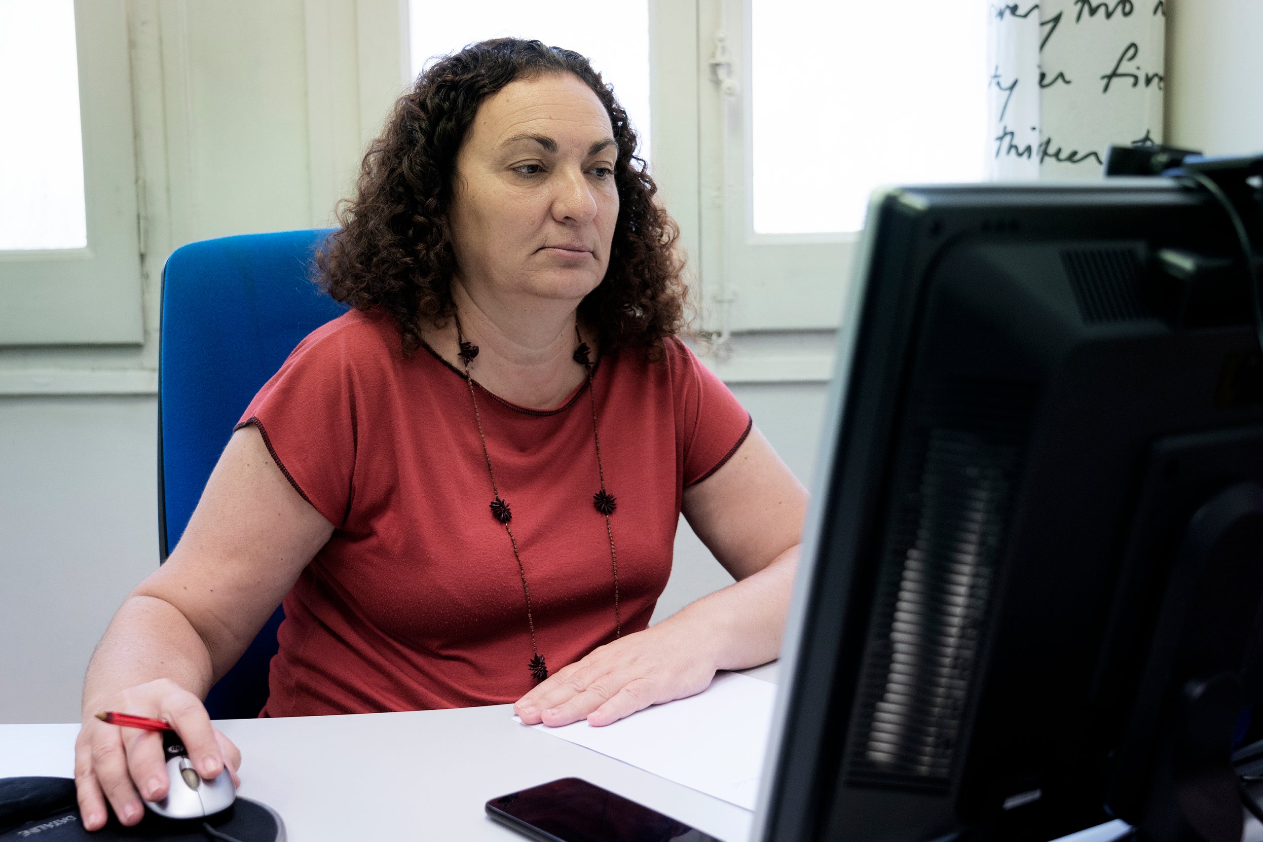 La secretària general de CCOO, Teresa Esperabé, durant una reunió amb companys del sindicat per decidir sobre l'acord amb la conselleria / Mireia Comas