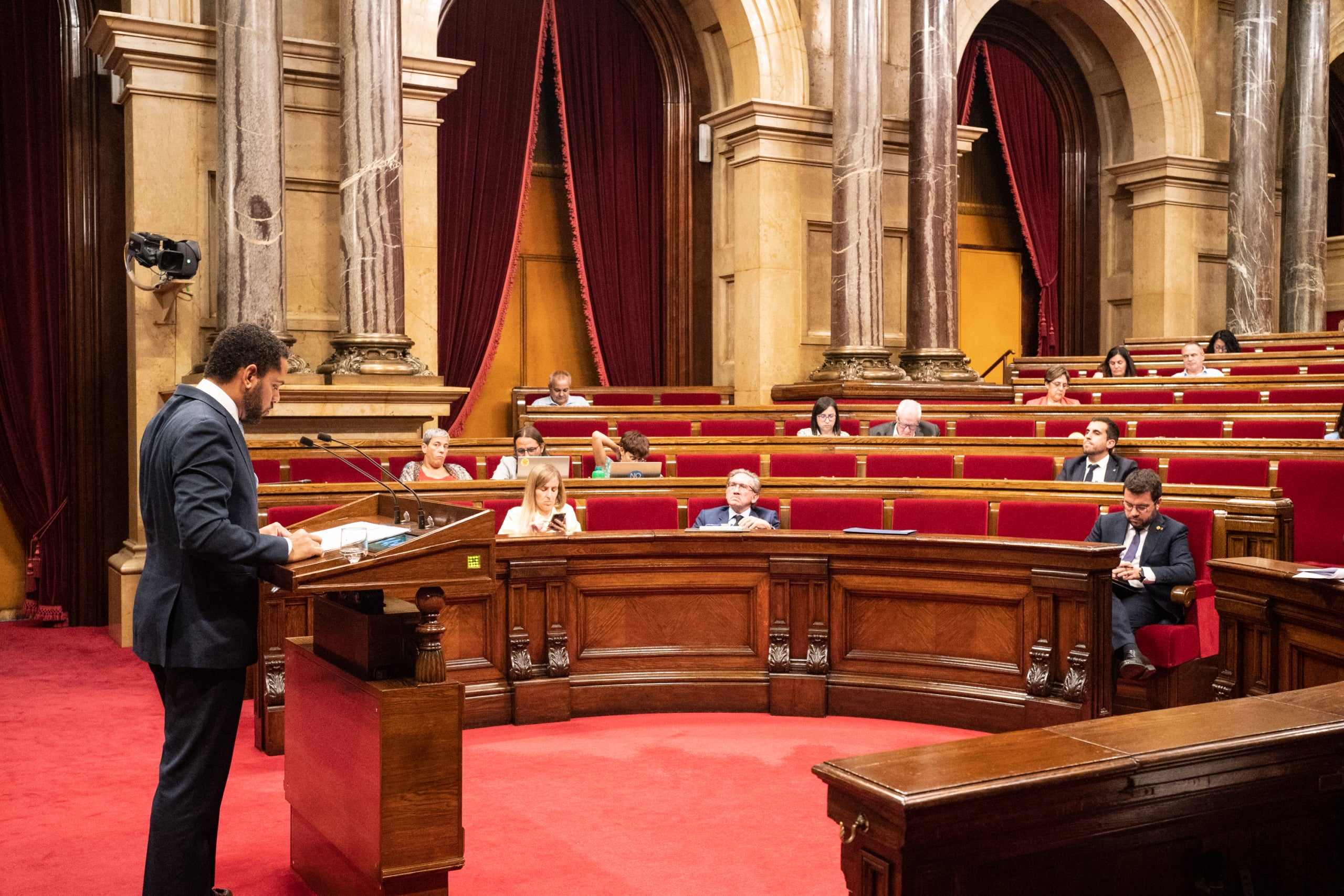 Gran part del Govern abandona el ple quan intervé Vox / Mireia Comas