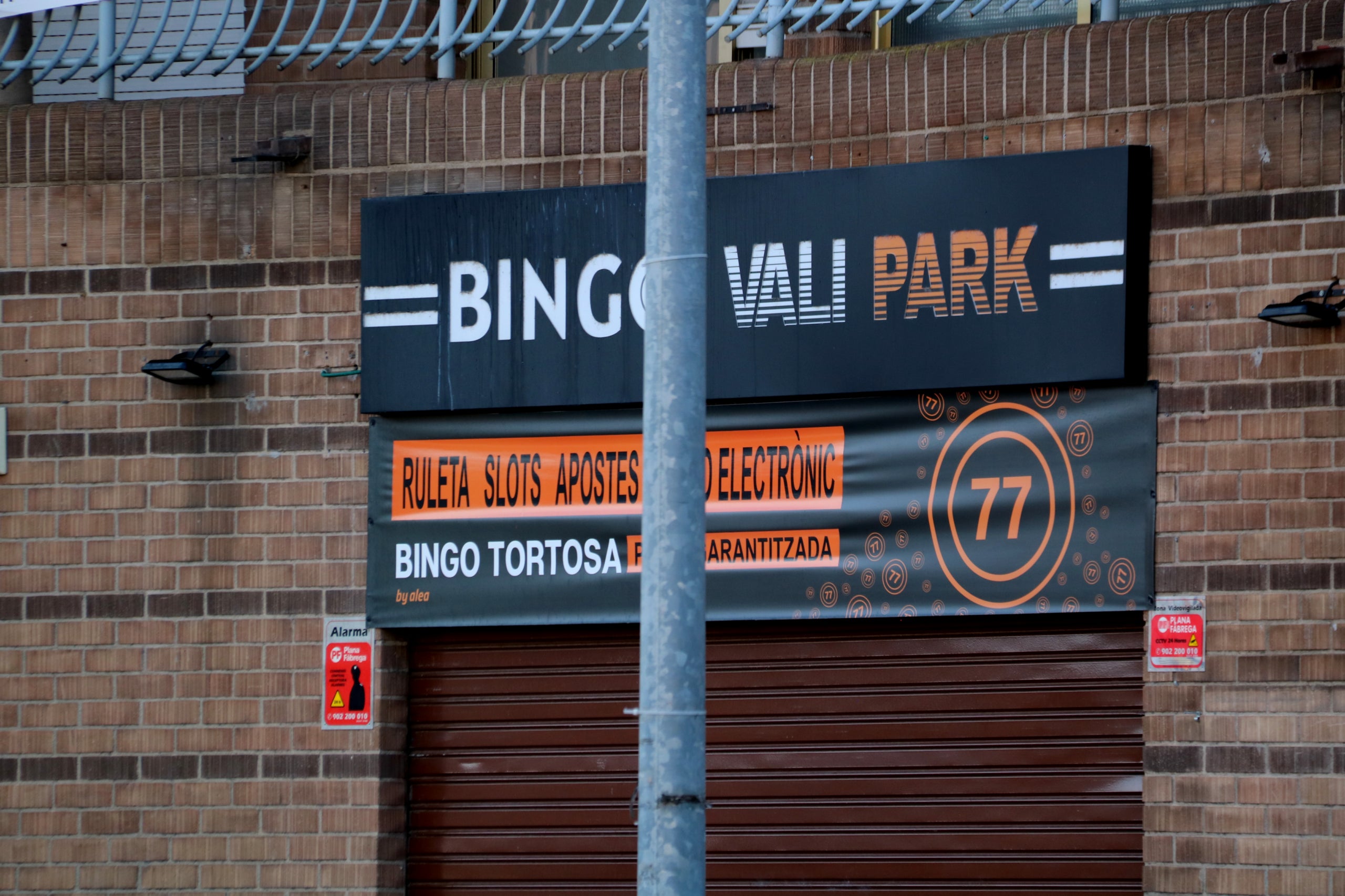 Cartell del bingo de la plaça Corona d'Aragó de Tortosa on s'ha produït l'atracament mortal | ACN (Anna Ferràs)