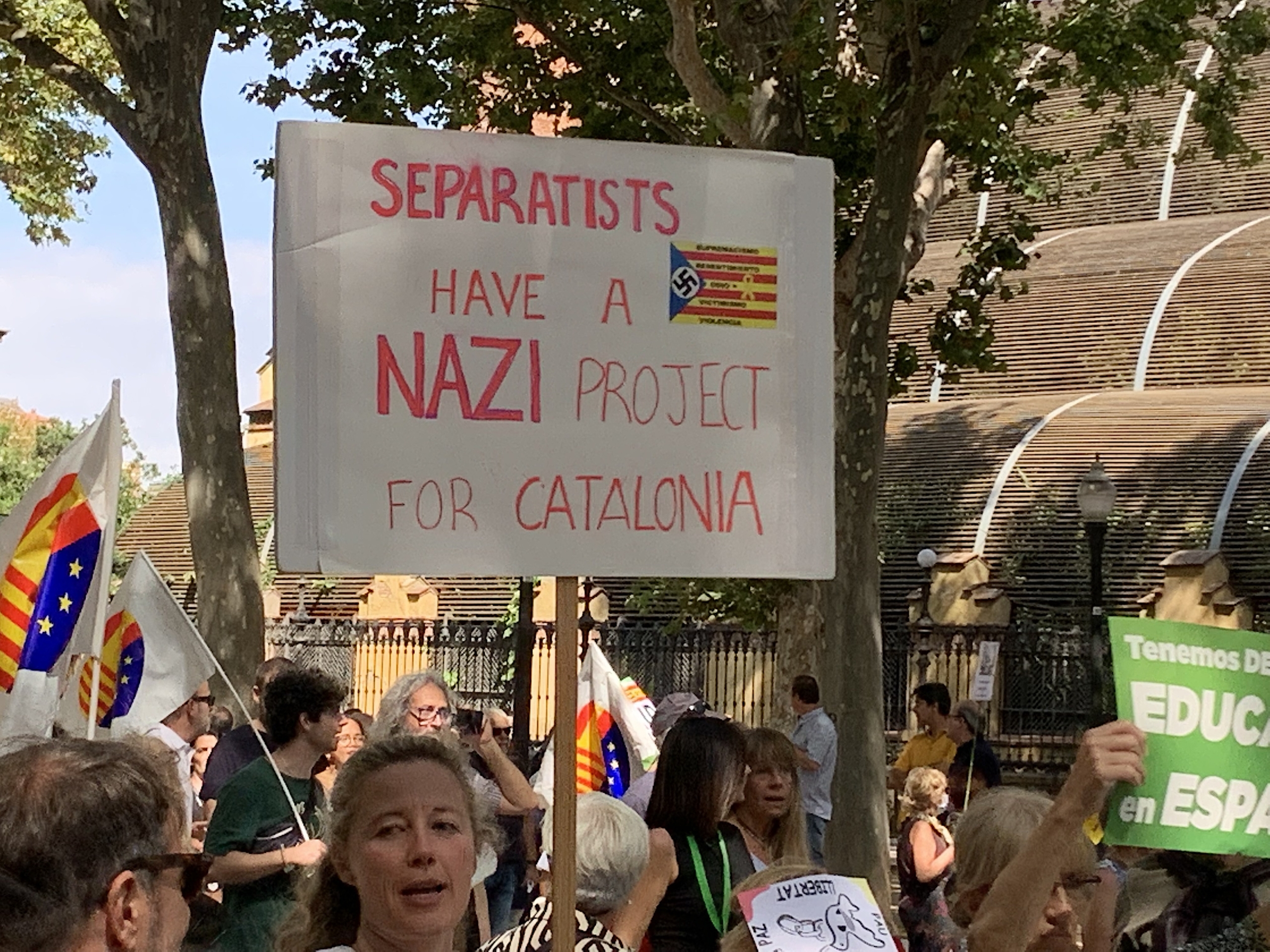 Una pancarta que titllava els independentistes de 