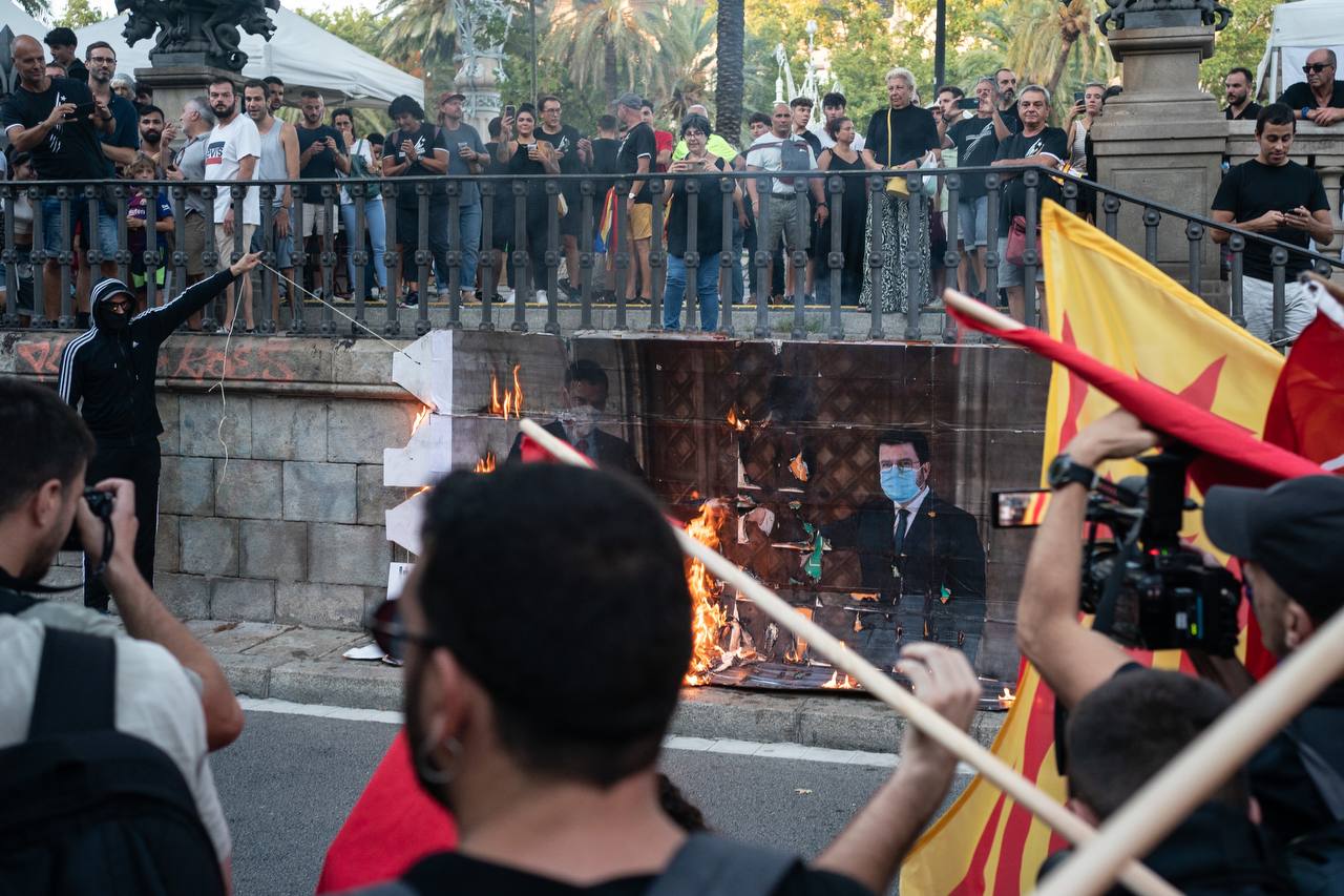 Un moment de la crema de la fotografia mural dels presidents Pedro Sánchez i Pere Aragonès a la manifestació de l'esquerra independentista a la Diada 2022/Mireia Comas