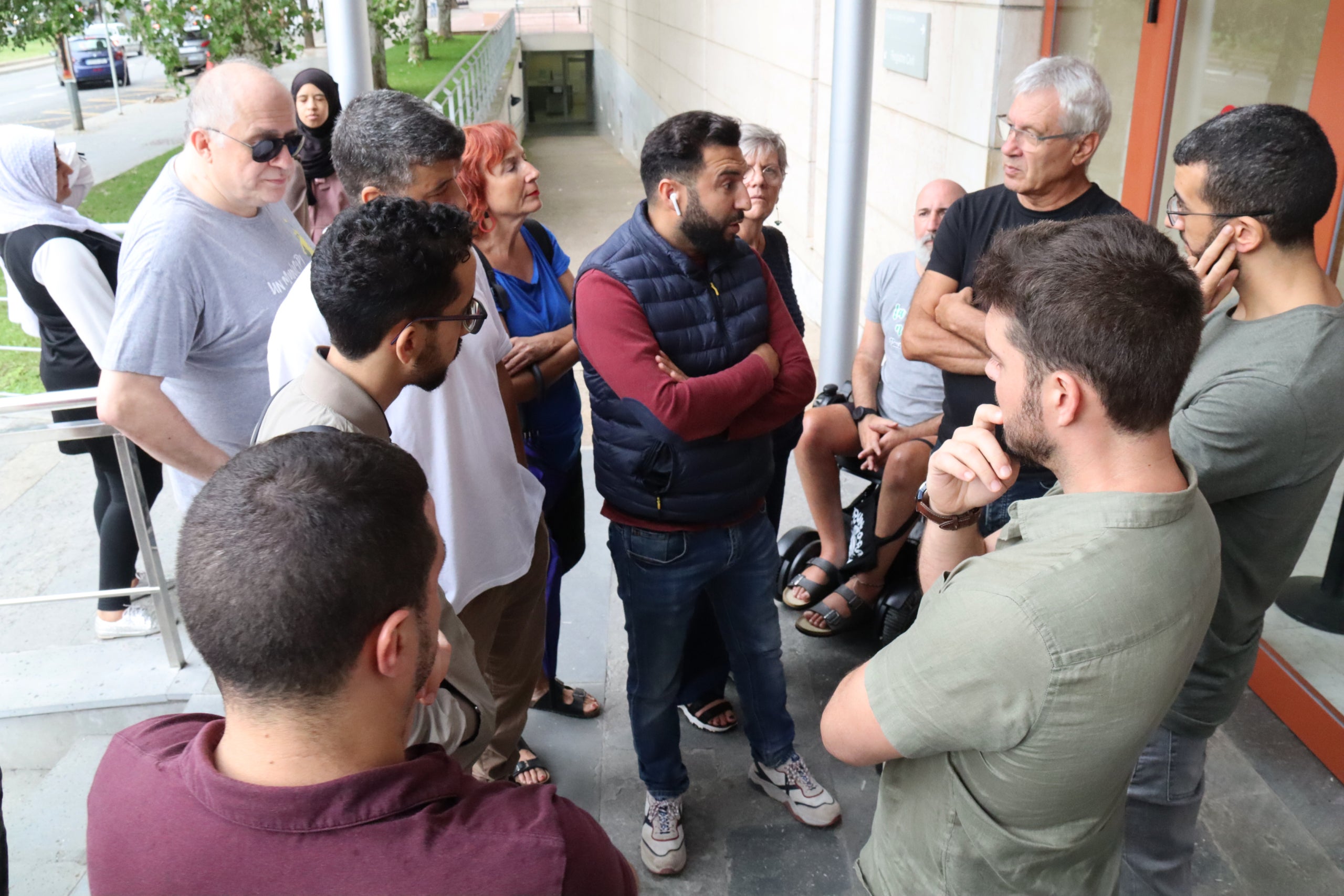 Familiars i amics de Mohamed Said Badaoui,  president de l'Associació per la Defensa dels Drets de la Comunitat Musulmana (Adedcom) de Reus, esperant la resolució del jutge de Reus en el seu cas d'expulsió pendent / ACN