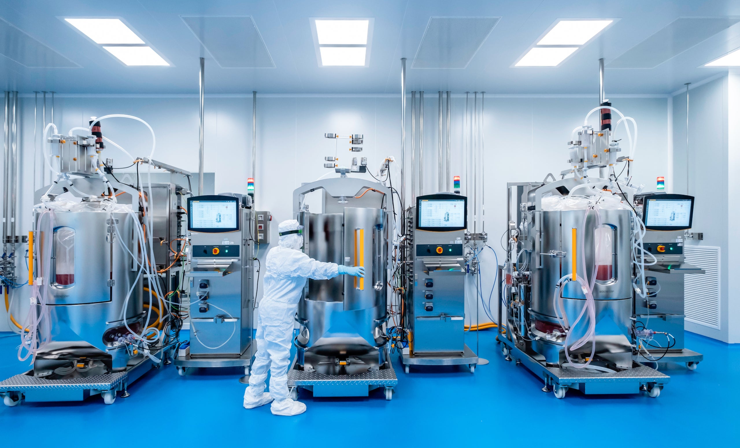 Un tècnic amb bioreactors dins les instal·lacions de la farmacèutica Hipra d'Amer, on s'està desenvolupant la nova vacuna contra la covid-19 | Hipra