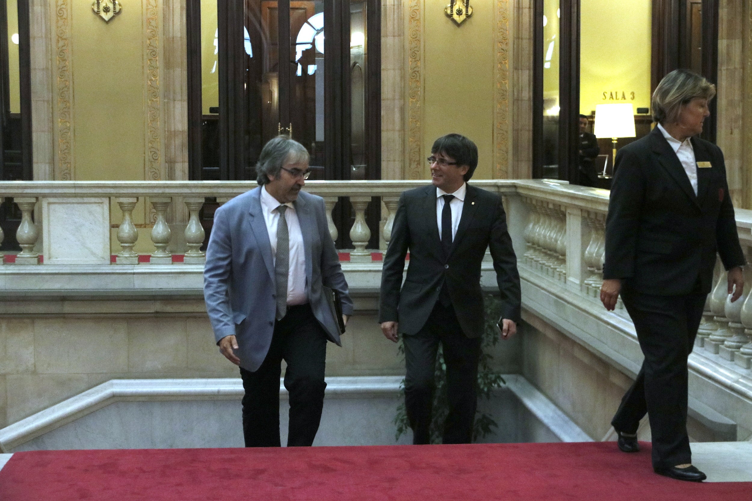 El president de la Generalitat, Carles Puigdemont, entrant al Parlament amb el secretari general de la Presidència, Joaquim Nin, que aquest 26 de juliol del 2017 ha anat a declarar davant de la Guàrdia Civil per l'1-O. (Horitzontal)

Data de publicació: dimecres 26 de juliol del 2017, 16:34

Autor: Xavier Alsinet