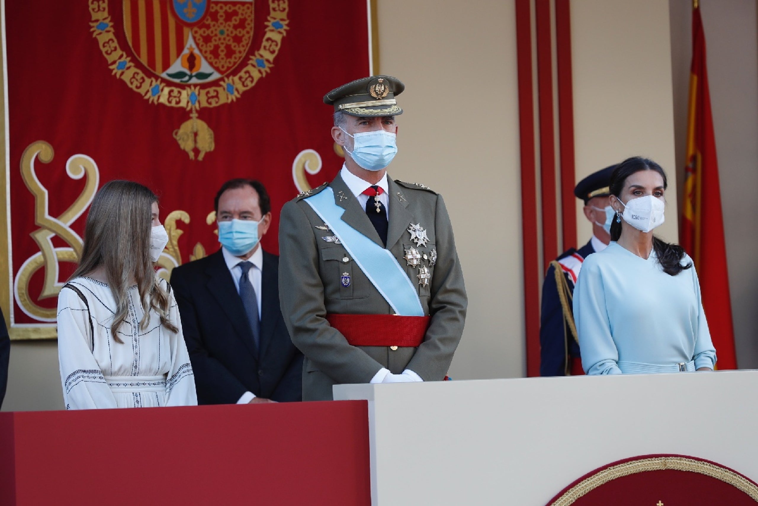 El rei espanyol Felip VI, la reina Letizia i la infanta Sofia durant la desfilada militar del Dia de la Hispanitat a Madrid / ACN