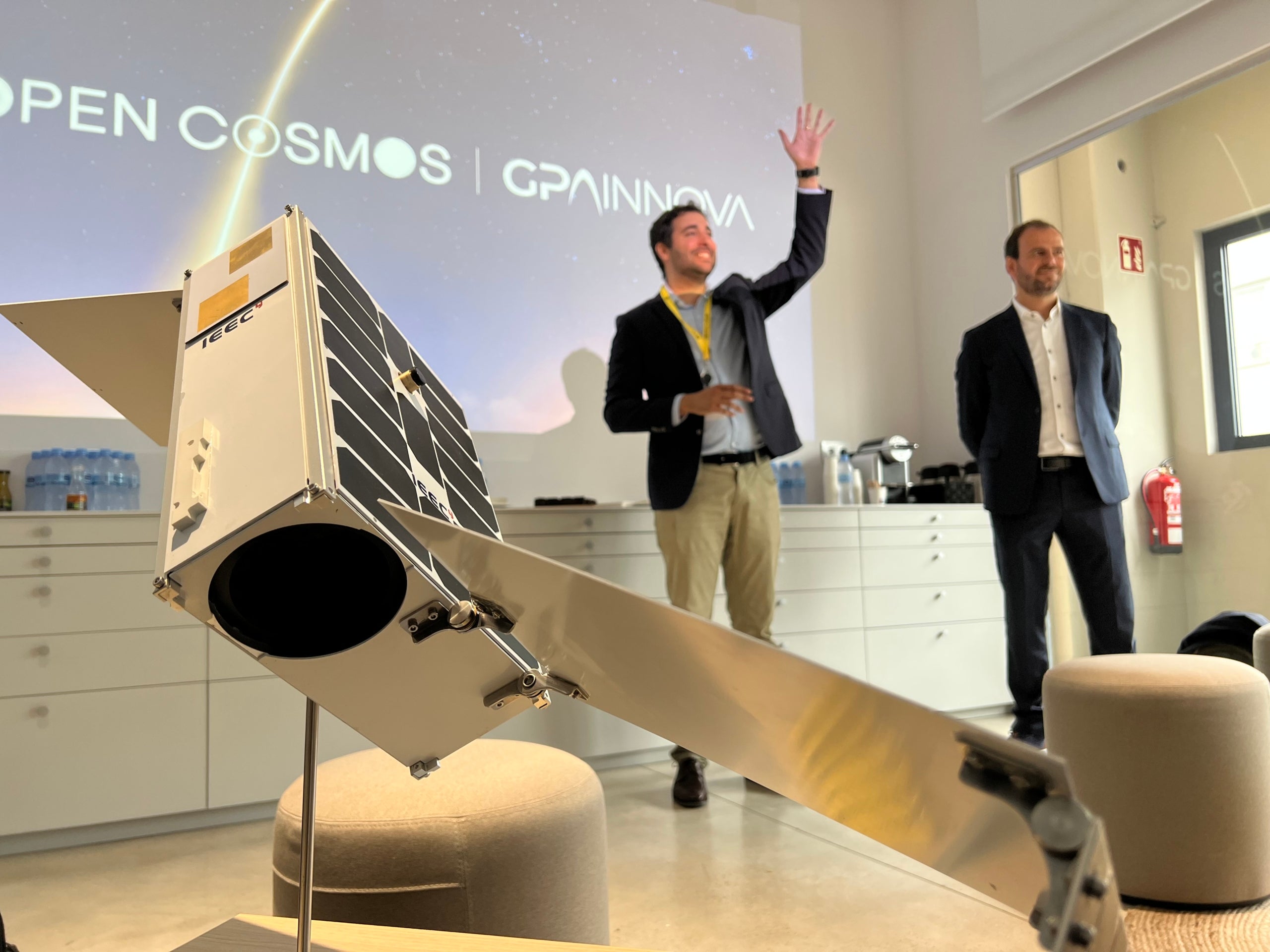 Els responsables d'Open Cosmos, aquest dimarts a les instal·lacions de l'empresa a Barcelona | ACN (Miquel Vera)
