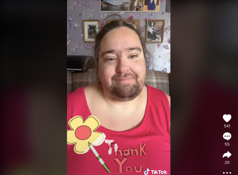 Annette, la dona britànica que s'ha deixat créixer la barba per conscienciar el món dels efectes de la síndrome d'ovari poliquístic / Tik Tok