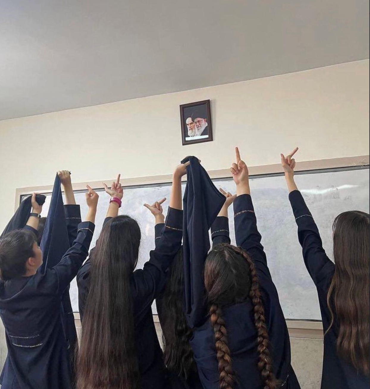 Dones iranianes es treuen el vel a classe i insulten el líder suprem de l'Iran 