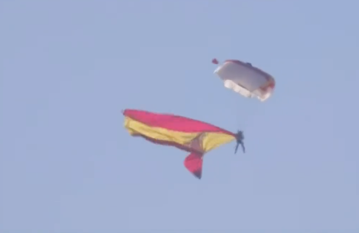 Un paracaigudista gairebé reedita el ridícul del 2019 al desfil militar 