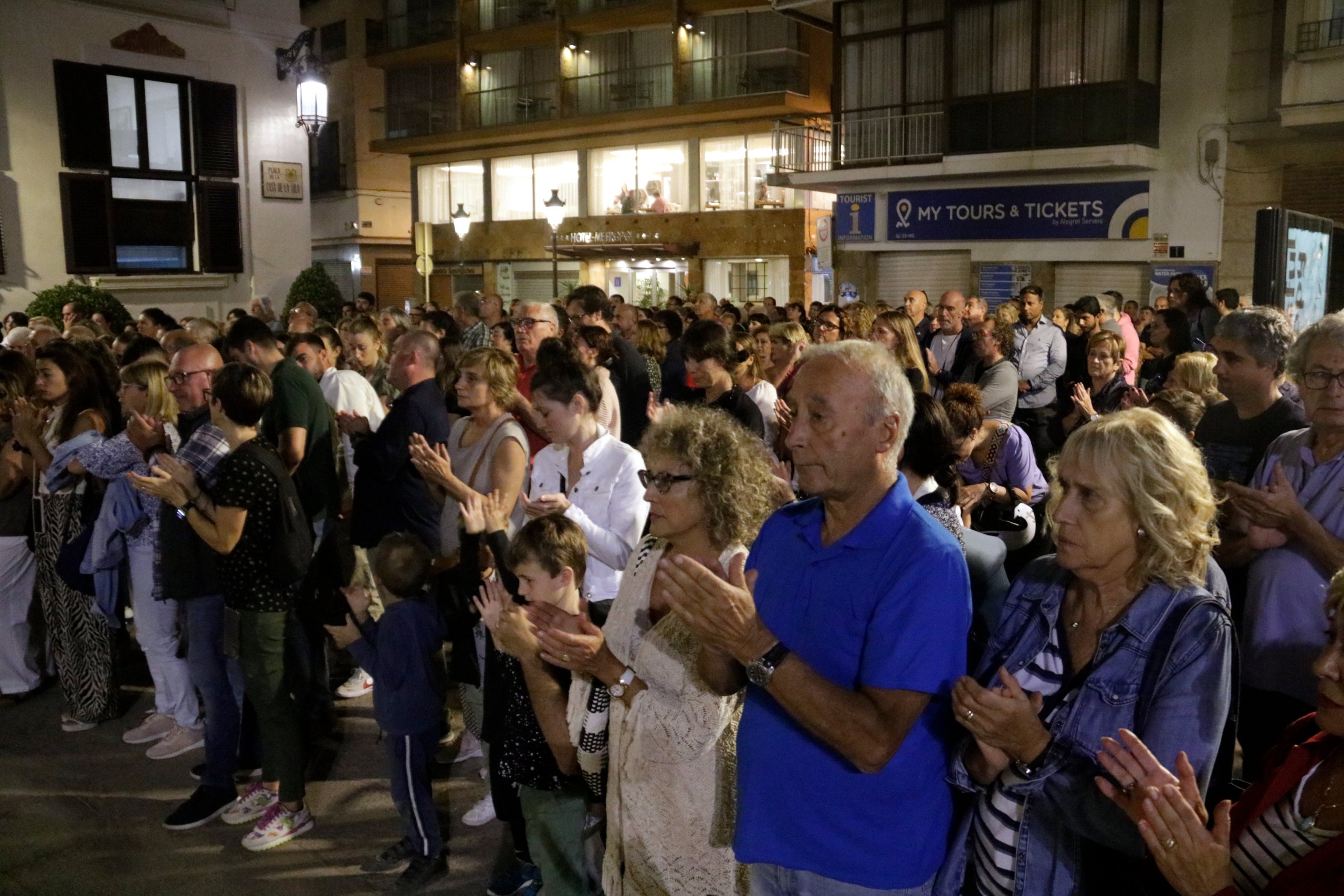 Veïns de Lloret homenatjant les víctimes de l'accident de globus a Turquia | ACN (Marina López)