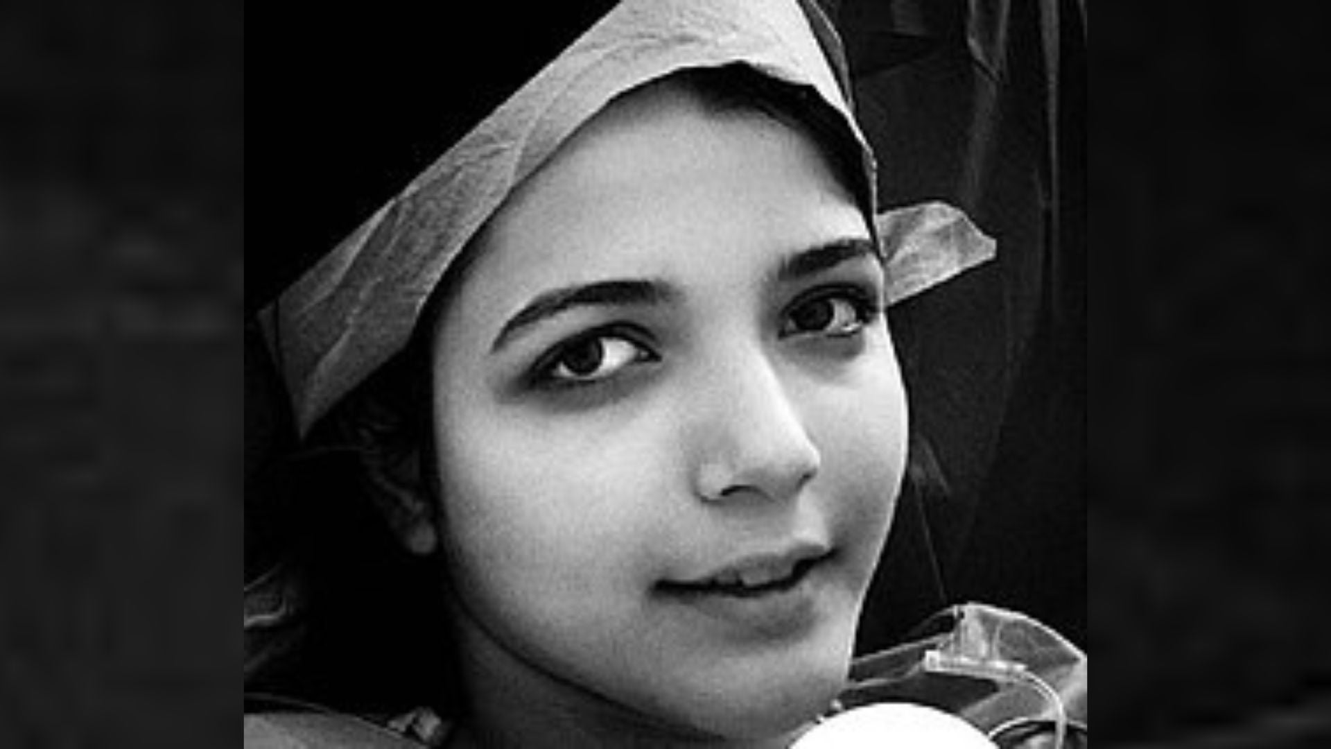 Asra Panahi, una estudiant de secundària de 16 anys, assassinada per la policia iraniana per negar-se a cantar un himne pro règim | Wikipèdia