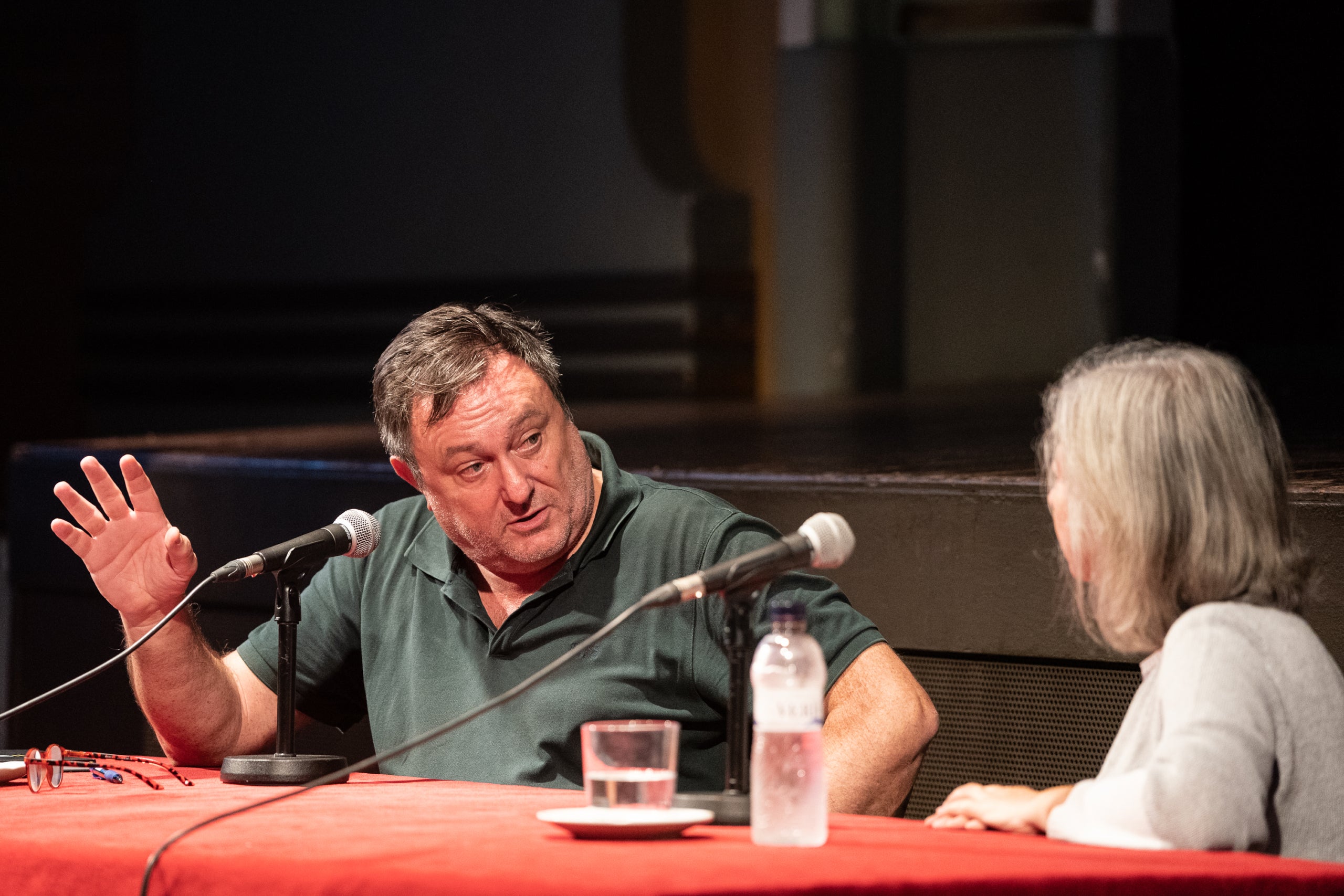 Salvador Cot pregunta a Dolors Feliu a l'acte de Tiana/Mireia Comas