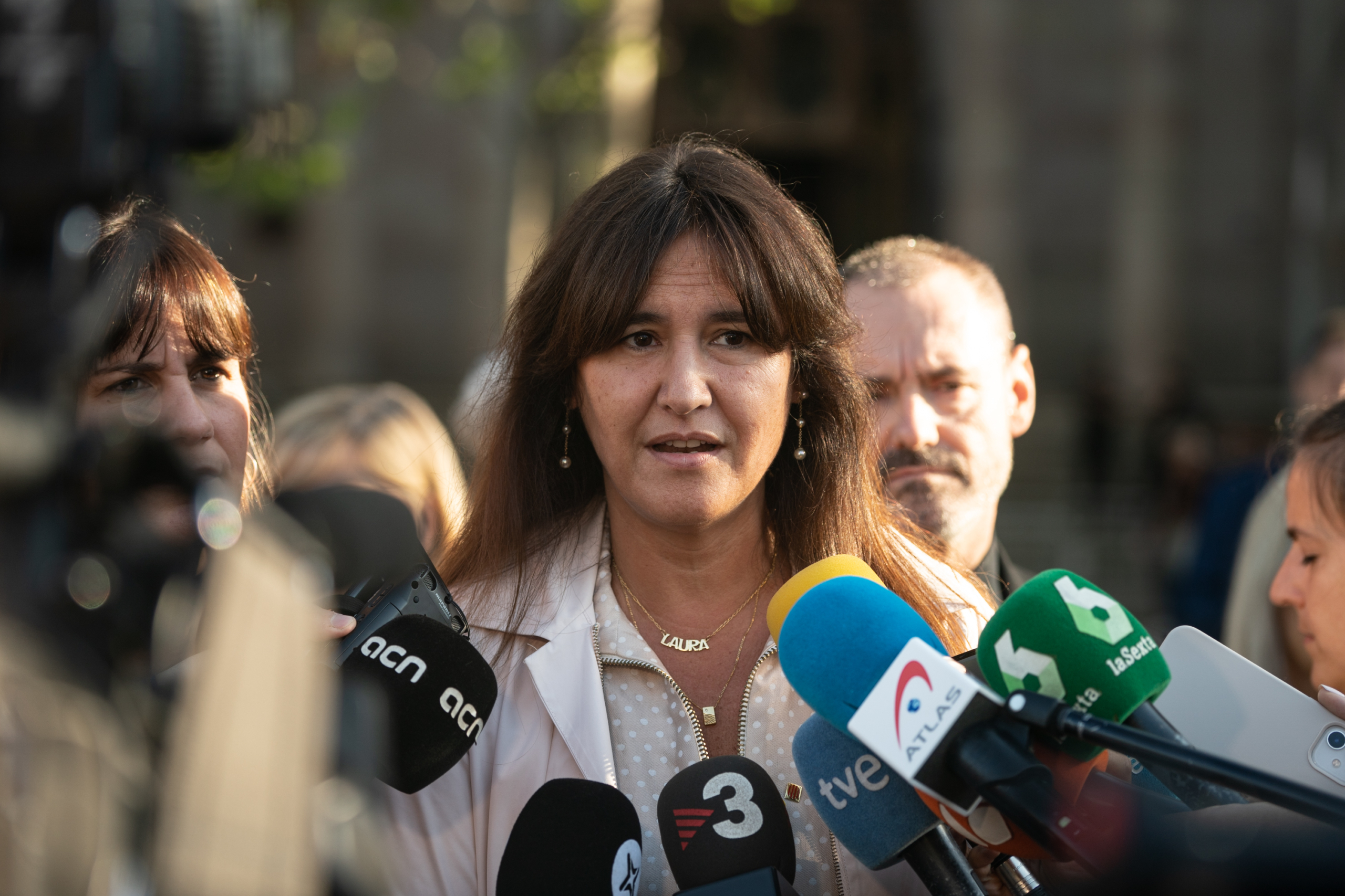 La presidenta del Parlament, Laura Borràs, abans del judici a l'anterior Mesa, donant suport als encausats davant del TSJC / Mireia Comas