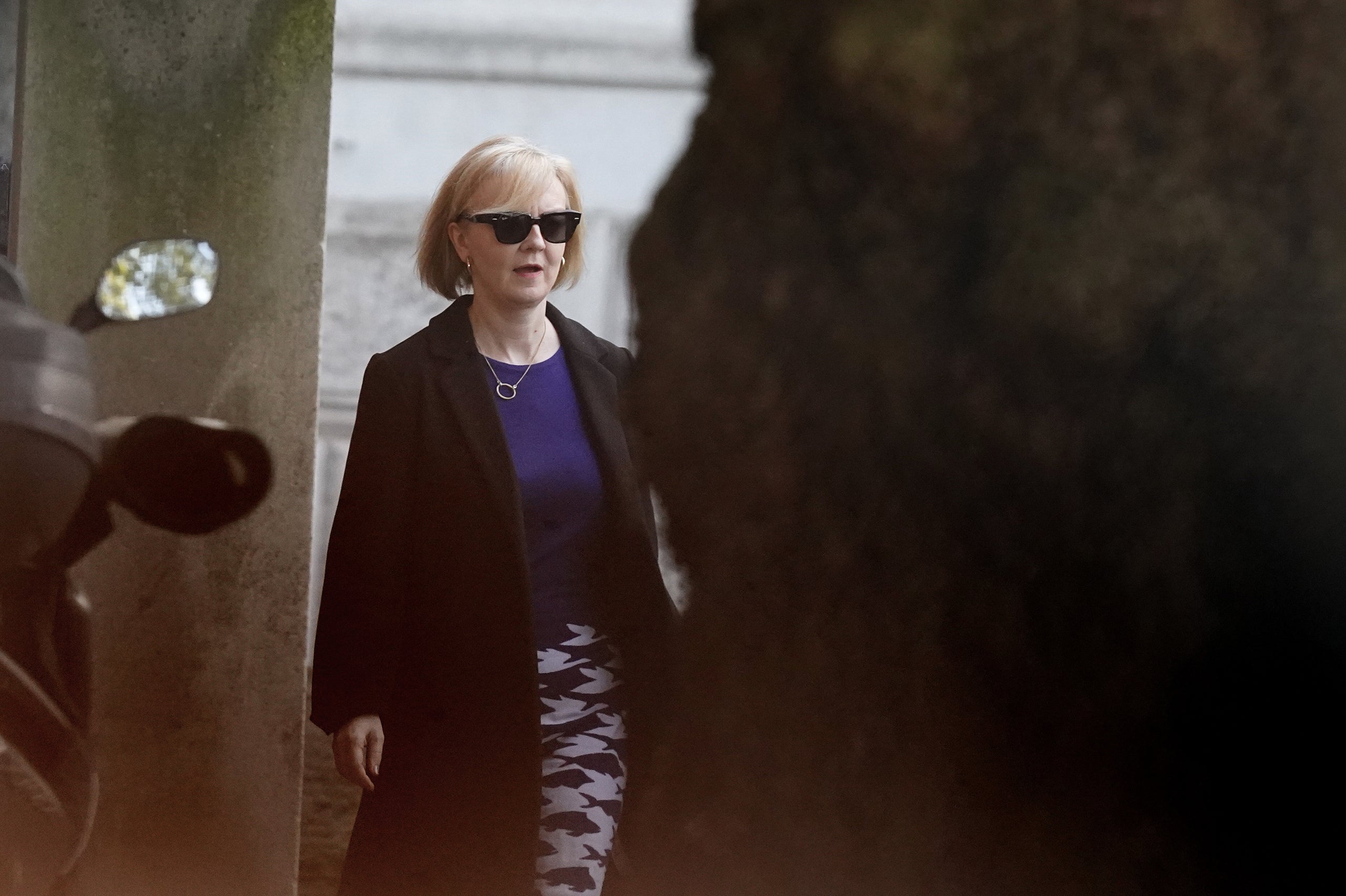 La primera ministra britànica Liz Truss surt de Downing Street després de dimitir / James Manning/PA Wire/dp