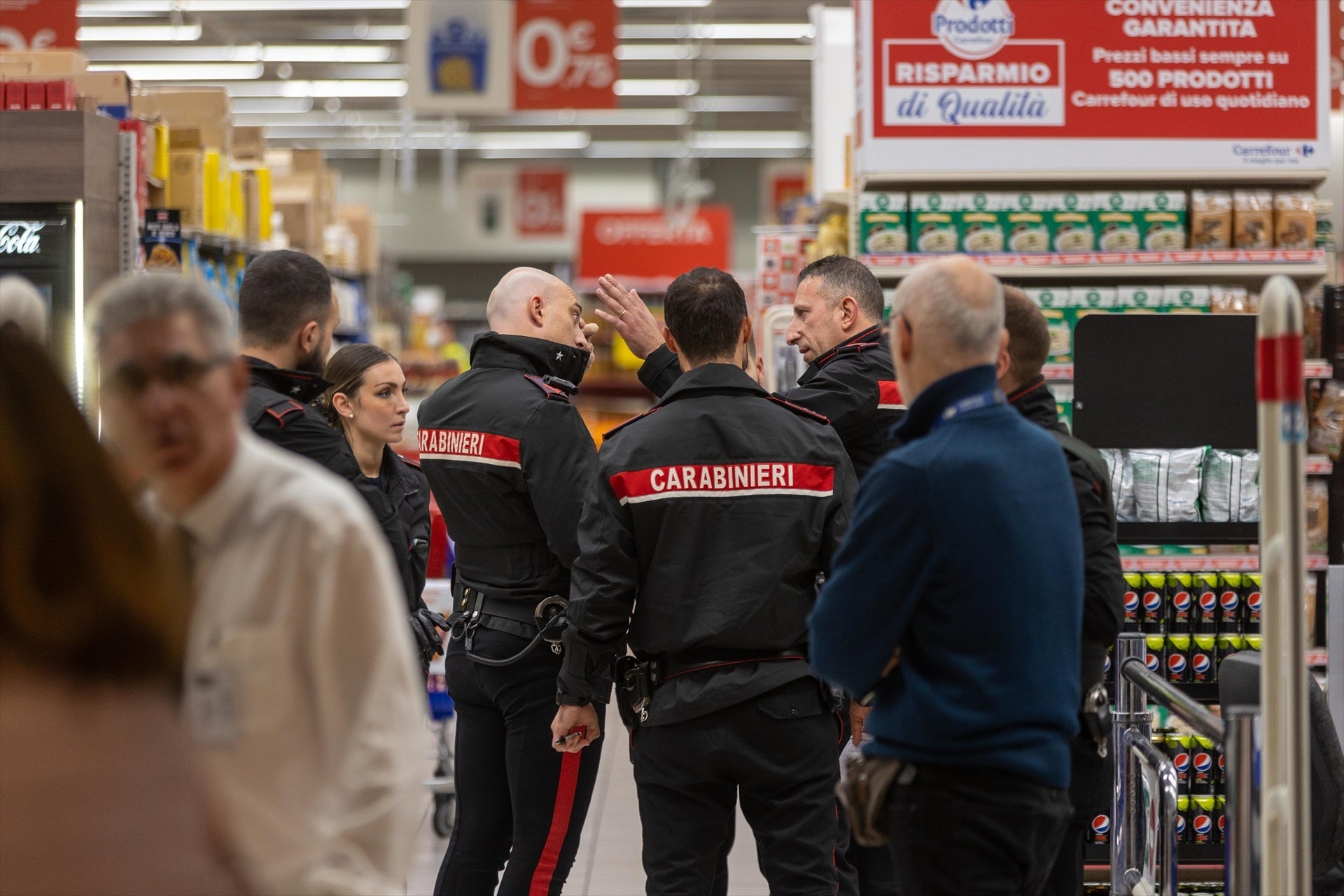 Segons les investigacions preliminars del cos de policia, l'home ha robat un ganivet a l'expositor del supermercat d'Assago, una localitat als afores de Milà, i ha acabat apunyalant cinc persones que es trobaven a l'interior de l'establiment, entre clients i treballadors. Una de les víctimes, un jove de 30 anys, ha mort mentre el traslladaven a l'hospital i, com han confirmat els equips d'emergència, era caixer del supermercat. Els ferits han estat traslladats en un helicòpter cap a l'hospital més proper. Els motius d'aquest apunyalament massiu encara s'estan investigant. Fins al lloc dels fets s'hi han mobilitzat un helicòpter de rescat, sis ambulàncies i la Policia italiana | EP