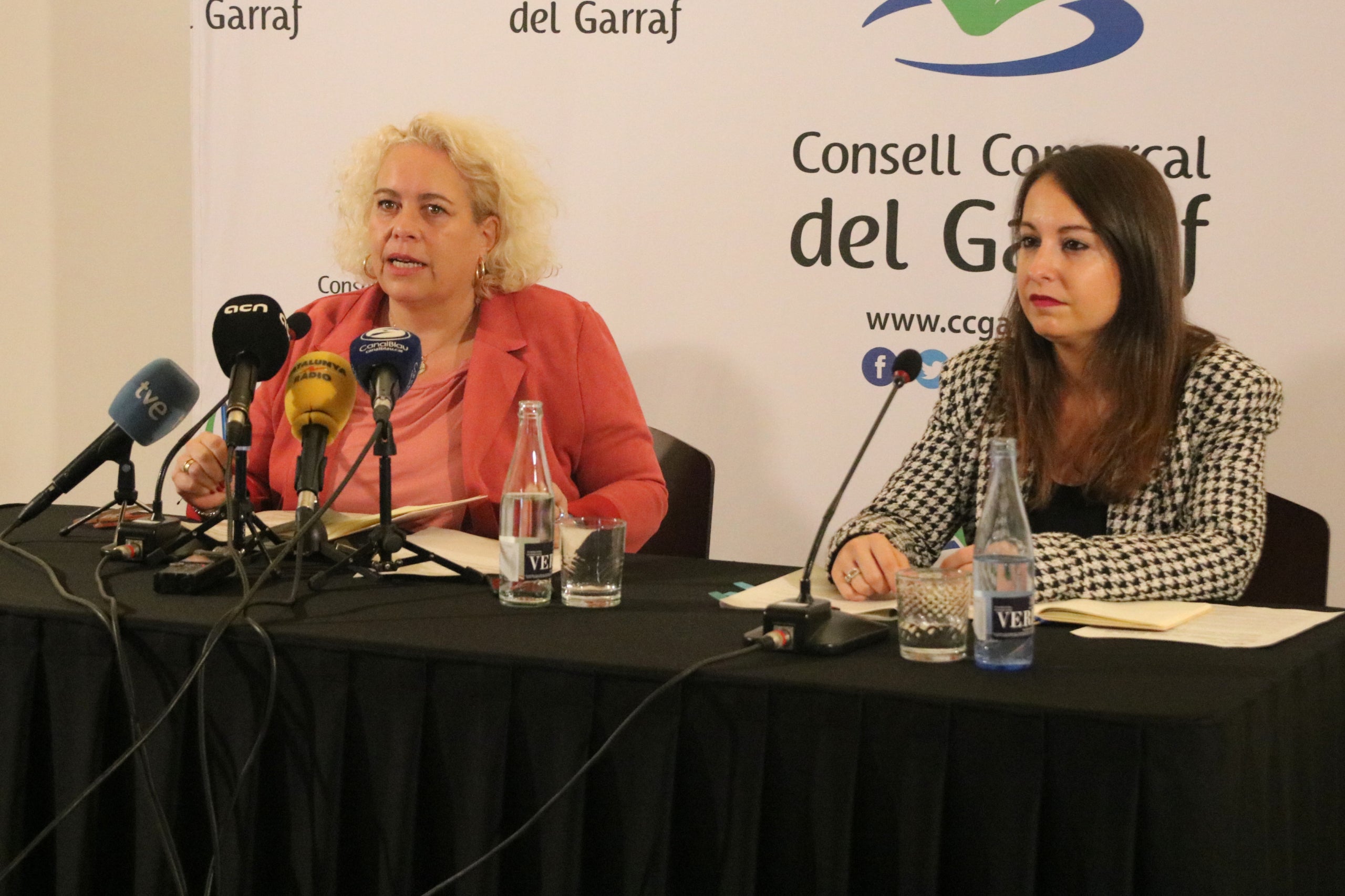 La presidenta del CC del Garraf, Mònica Gallardo, i la consellera d'Educació, Gisela Vargas, detallen les sancions a les empreses que es van descuidar una nena en un bus escolar | ACN