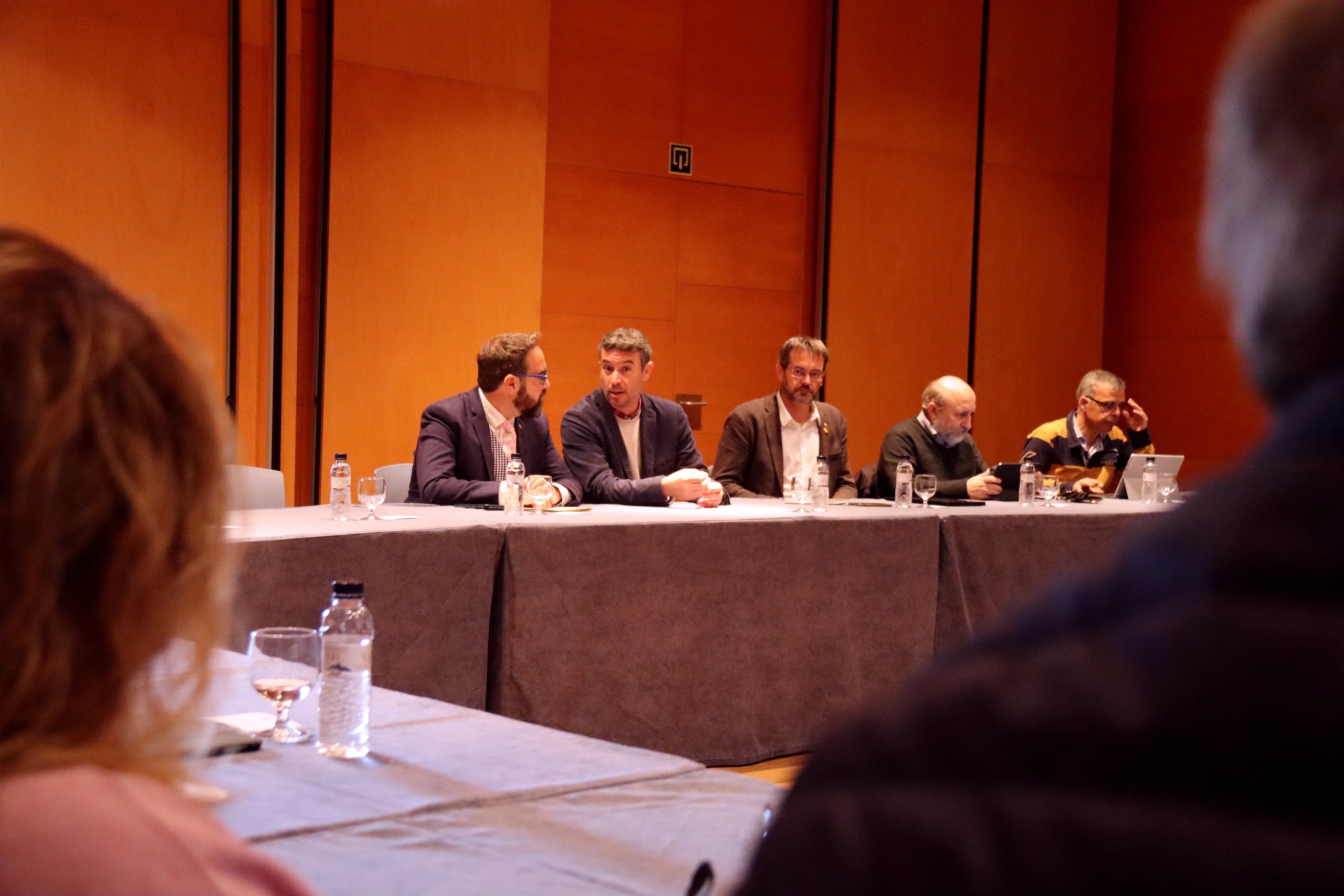 El conseller de Territori, Juli Fernàndez, parlant amb l'alcalde del Vendrell, Kenneth Martínez, a l'inici de la Taula de Mobilitat del Penedès | ACN (Neus Bertola)