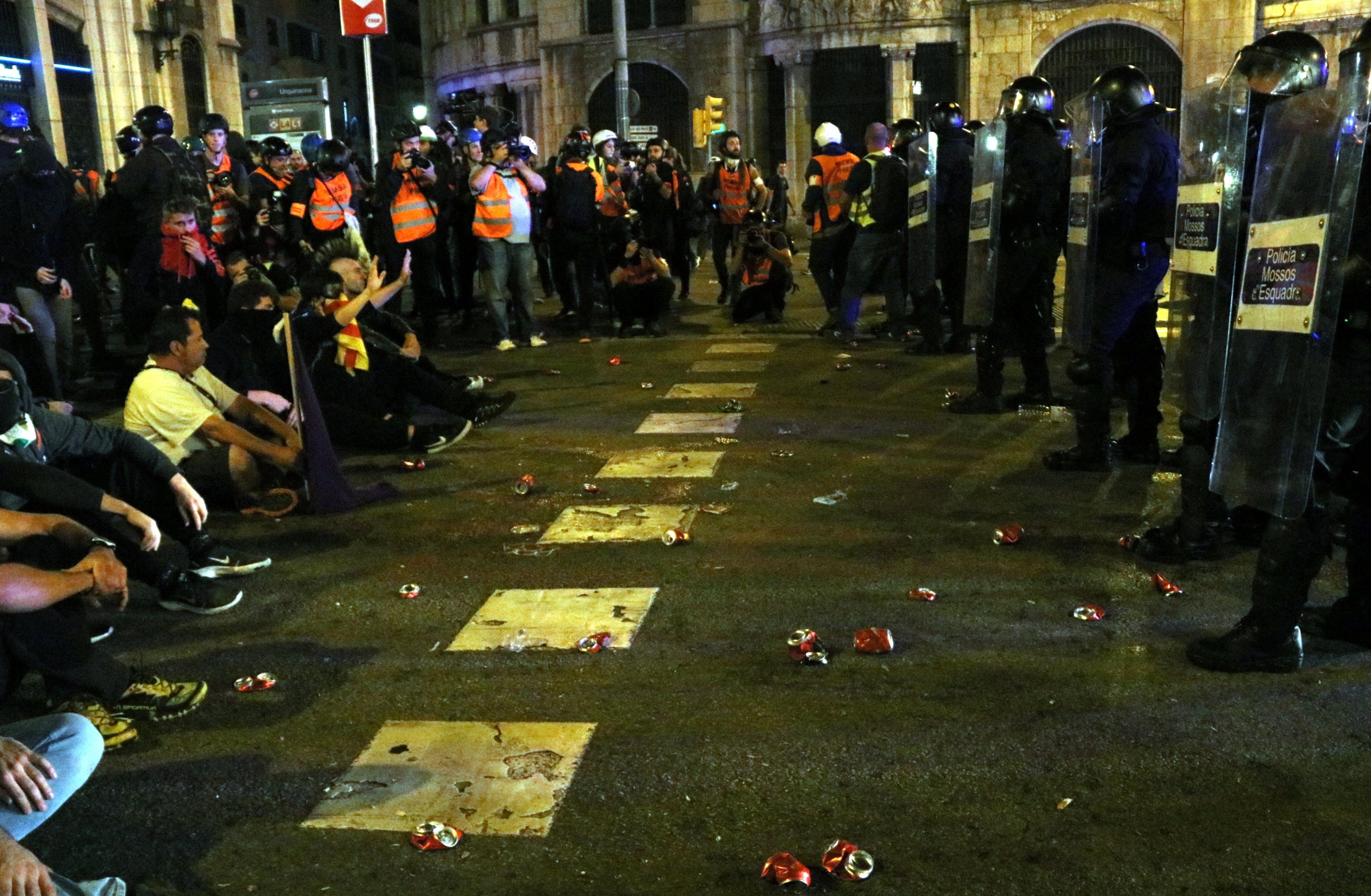 Manifestants asseguts davant dels Mossos a la Via Laietana el 26-10-19 | ACN