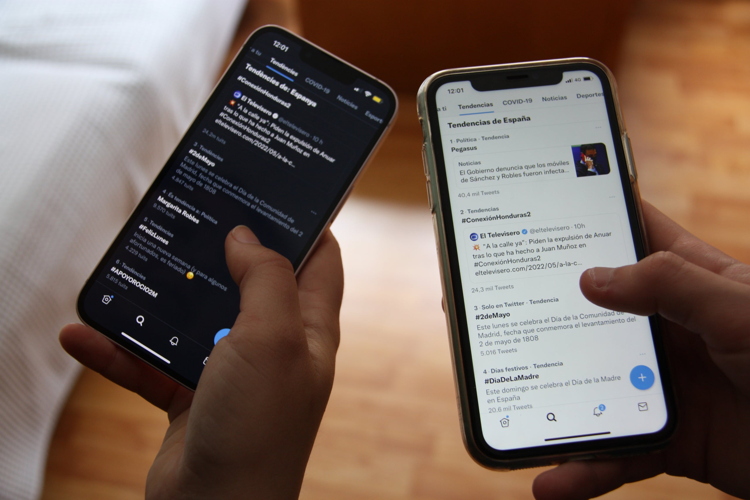 Dos dispositius mòbils mostrant les tendències de Twitter | ACN (Miquel Vera)