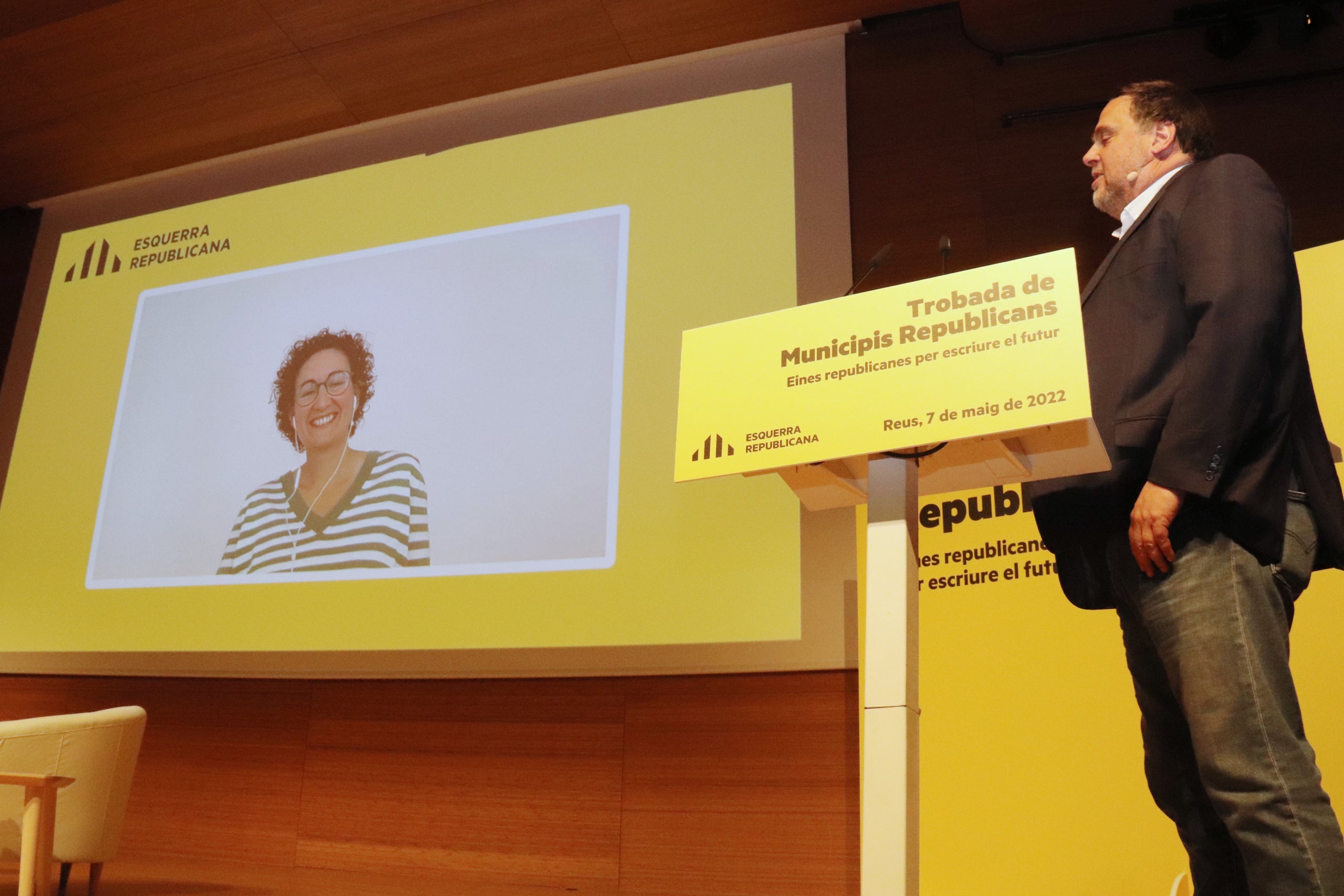 El presidente de ERC, Oriol Junqueras, conversación con la secretaria general de la formación, Marta Rovira, en el encuentro del mundo municipal del partido celebrada a Reus el mayo de 2022 | ACN (Eloi Tost)