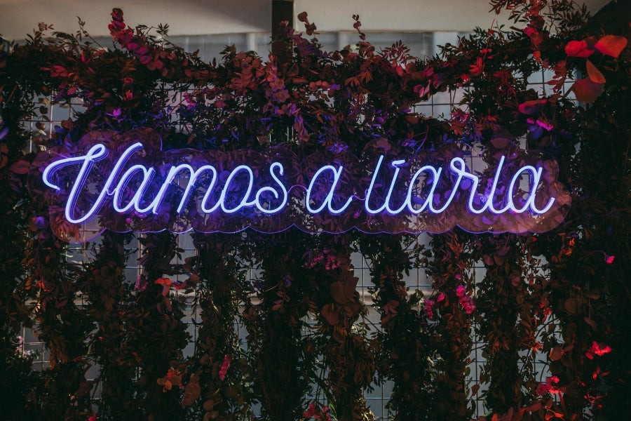 Els neons i les llums cridaneres seran un 'must' de les bodes del 2023 - Bodas.net