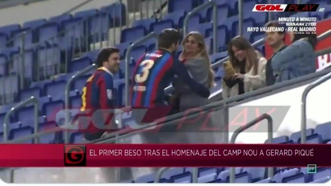 Gerard Piqué i Clara Chía es fan petons al Camp Nou - Gol