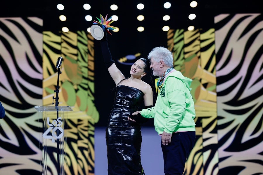Rosalía recull el premi de la mà de Pedro Almodóvar - Los 40