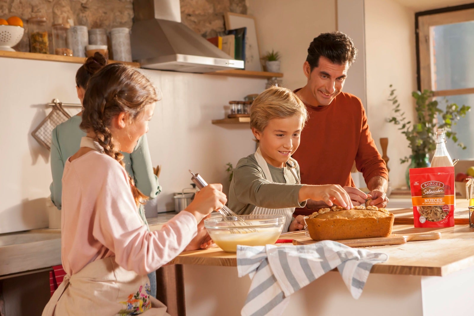 Una família cuinant amb productes Borges / Cedida