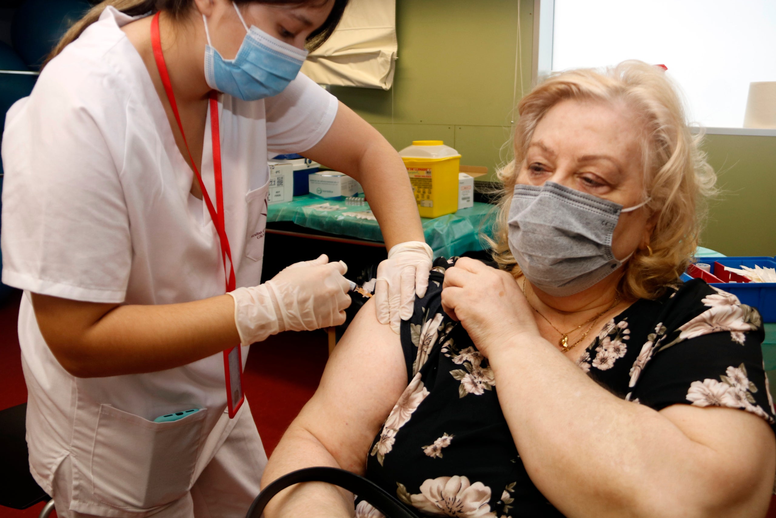 Vacunació simultània de Covid i grip a majors de 60 anys al CAP de Cappont, a Lleida / ACN