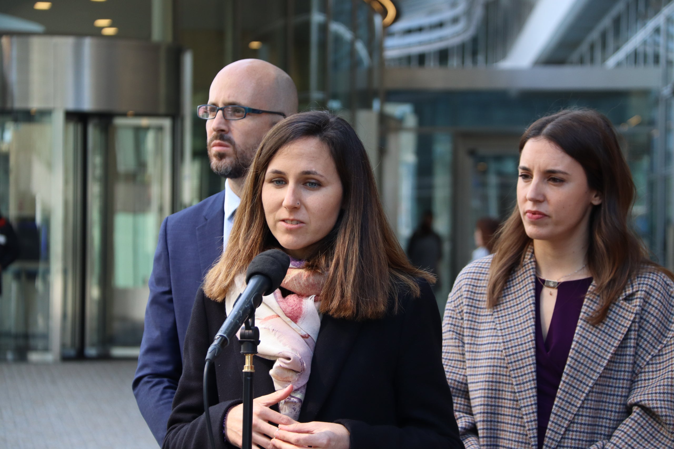 Les ministres Ione Belarra i Irene Montero atenen els mitjans de comunicació davant la Comissió Europea | ACN (Nazaret Romero)