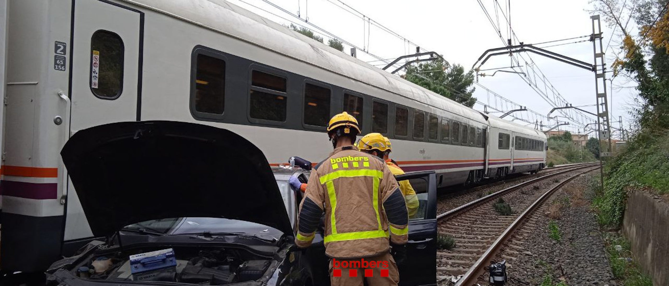 Imatge de l'accident entre un tren i un cotxe a casa / ACN