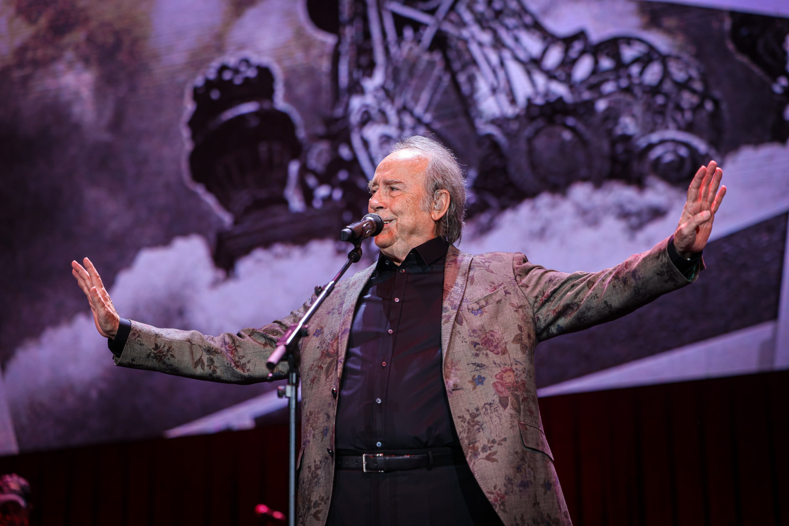 Joan Manuel Serrat amb els braços oberts en l'últim dels concerts de la seva dilatada carrera al Palau Sant Jordi | ACN (Jordi Borràs)
