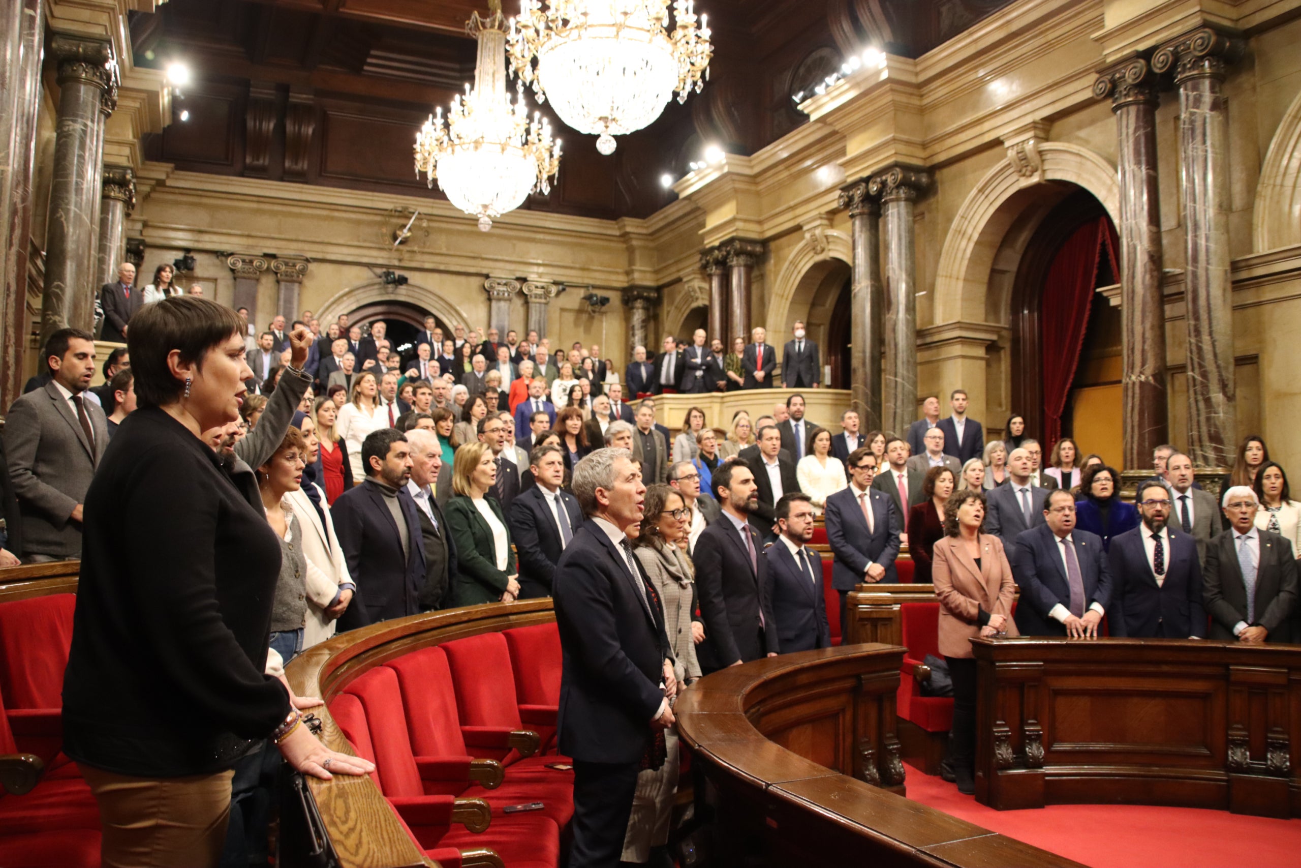 El president de la Generalitat, els consellers i els diputats drets a l'hemicicle cantant Els Segadors.

Data de publicació: dimarts 13 de desembre del 2022, 19:43

Localització: Barcelona

Autor: Mariona Puig