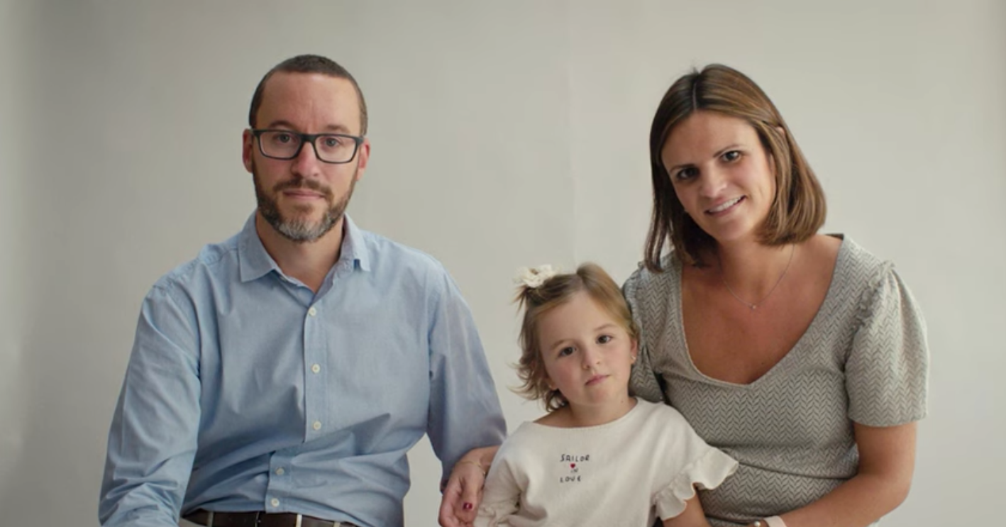 Una de les famílies que participen en la campanya de Sant Joan de Déu per explicar el que és passar un càncer infantil / YouTube Sant Joan de Déu 