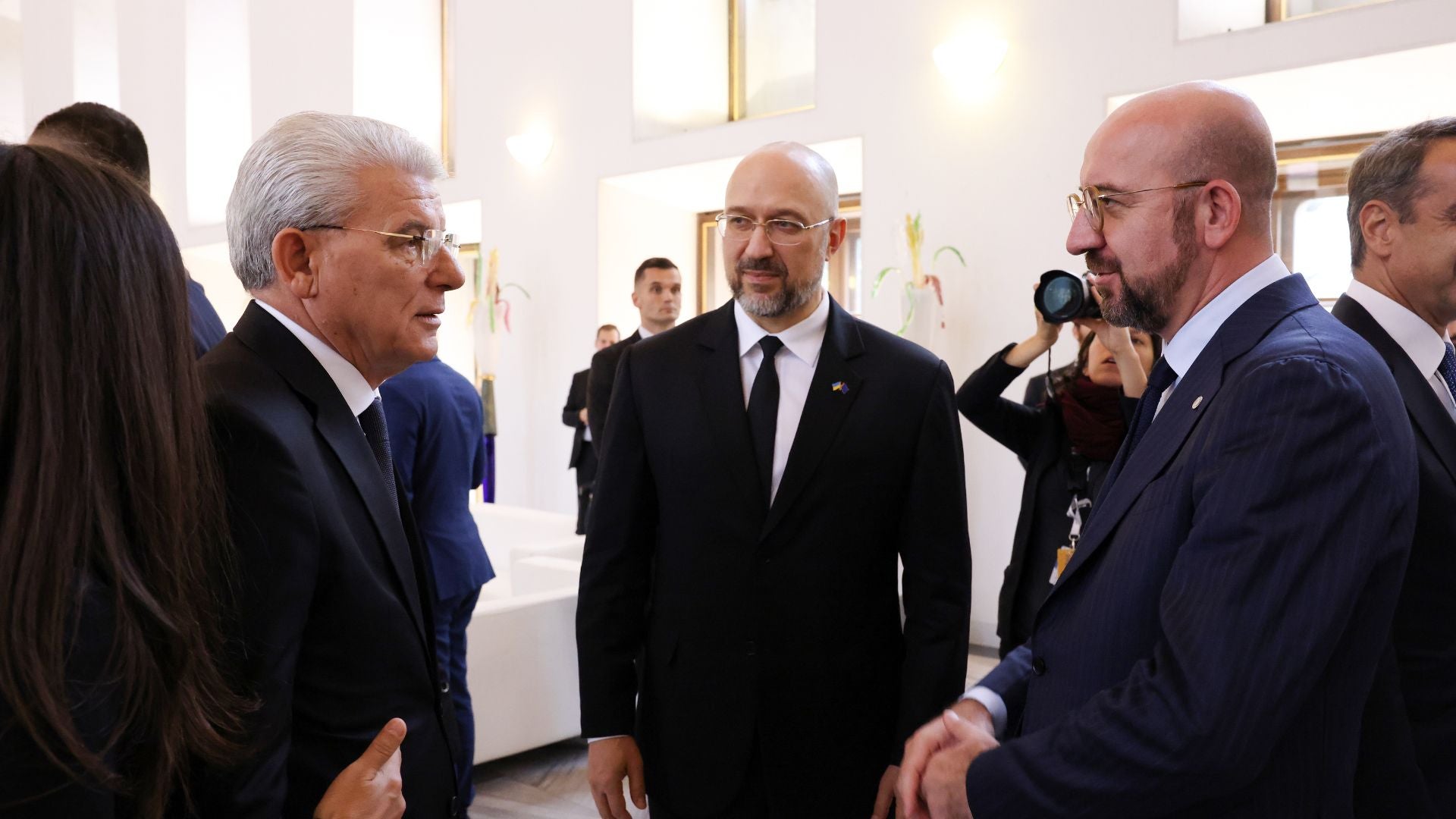 El president del Consell Europeu, Charles Michel, amb el primer ministre d'Ucraïna, Denys Shyhal, i el president de Bòsnia i Hercegovina, Šefik Džaferovicfrom | ACN (Consell Europeu)