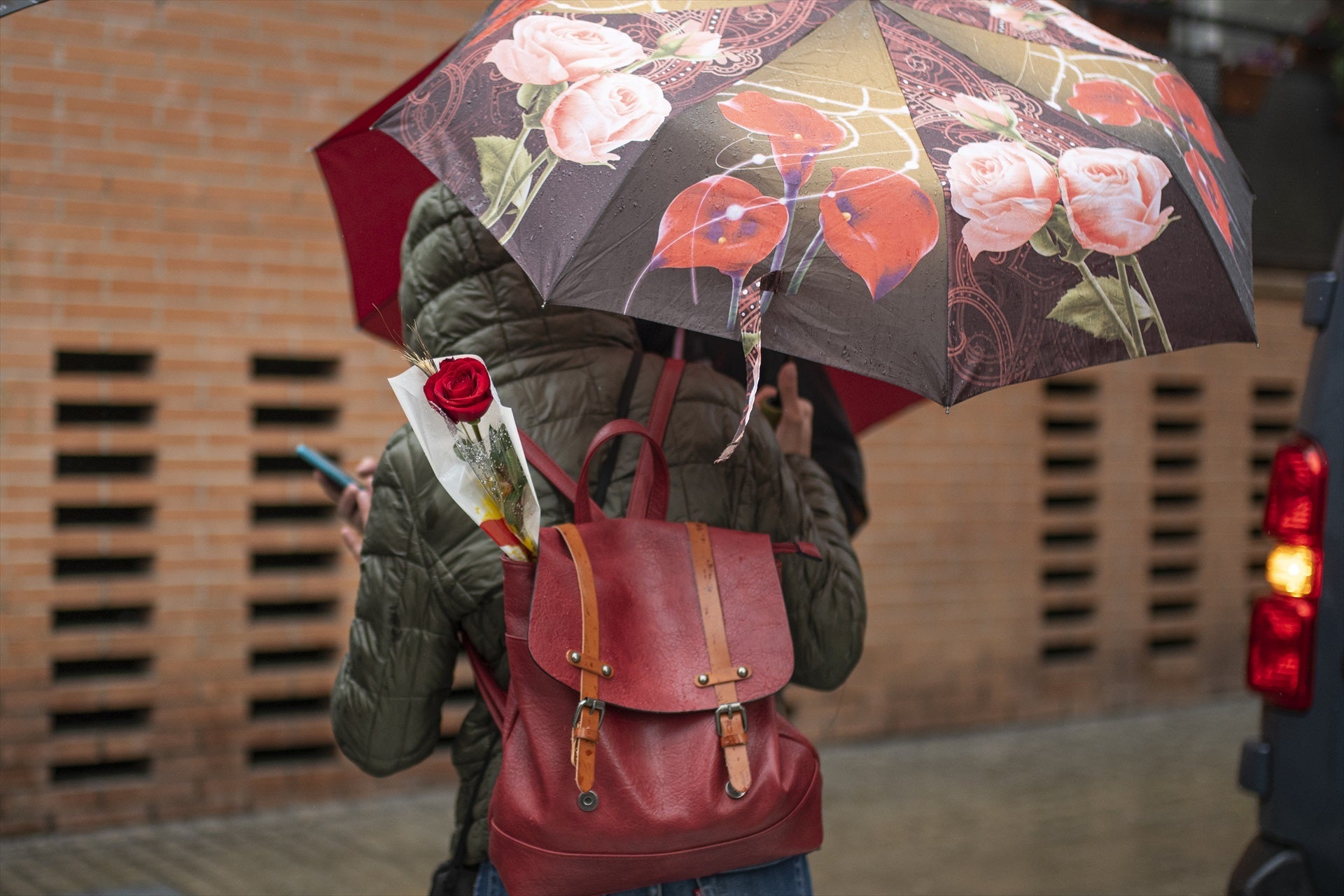 Imatges d'arxiu de Sant Jordi de 2022 a Barcelona marcat per la pluja | Europa Press