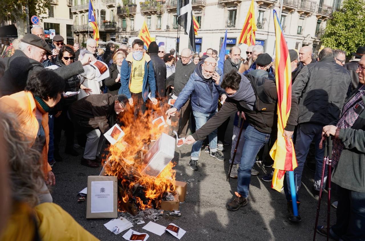 Crema d'exemplars de la Constitució en la manifestació de l'ANC contra el delicte de desordres públics agreujats que es vol introduir al Codi Penal espanyol com a contrapartida per derogar el de sedició / Mireia Comas